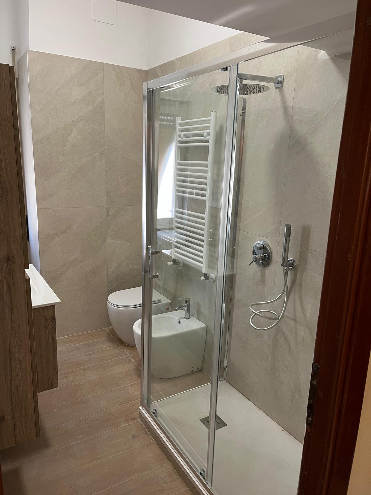doccia in bagno ristrutturato a roma san giovanni