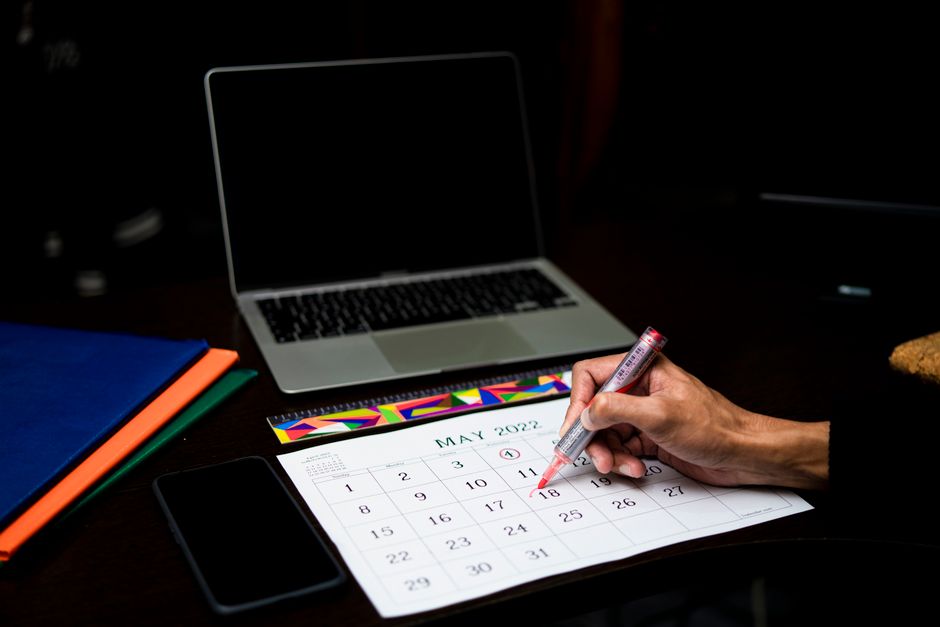Calendar with circled deadlines and "URGENT" notes