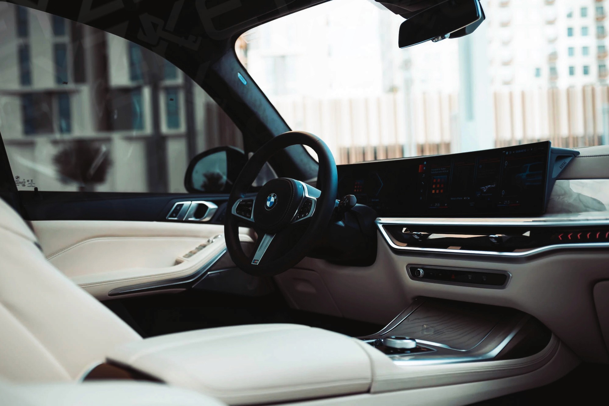 Vue interieur BMW X7 Blanc – Location SUV à Dubaï | Keyz Rent