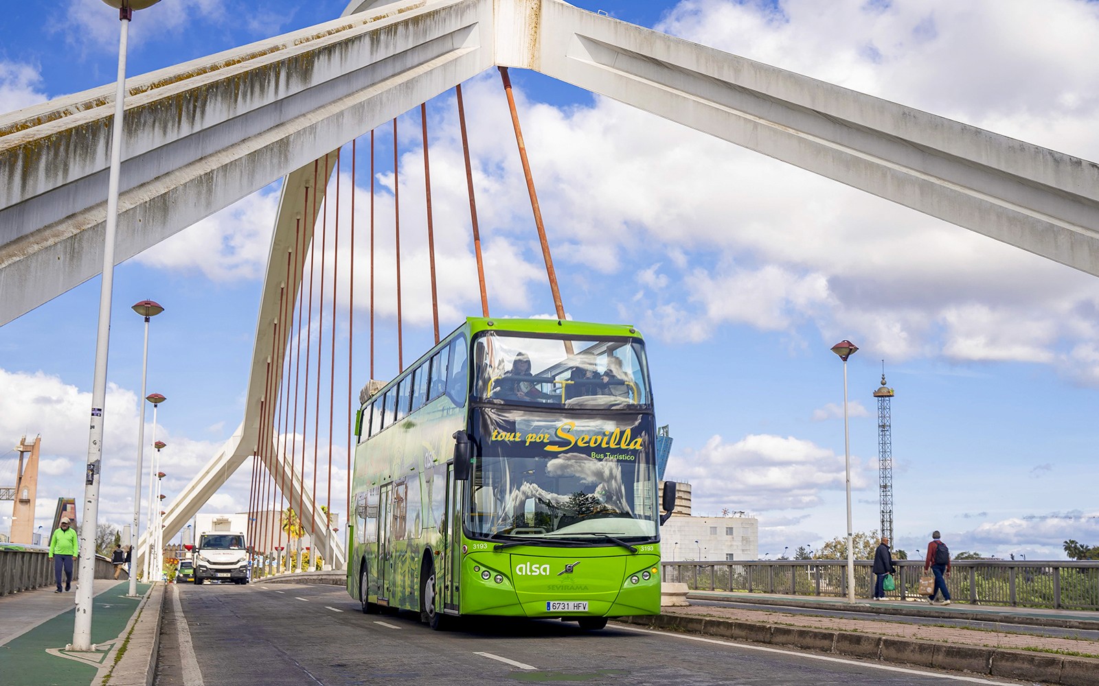 Autobús turístico de subir y bajar en Sevilla pasando por la histórica Catedral de Sevilla.