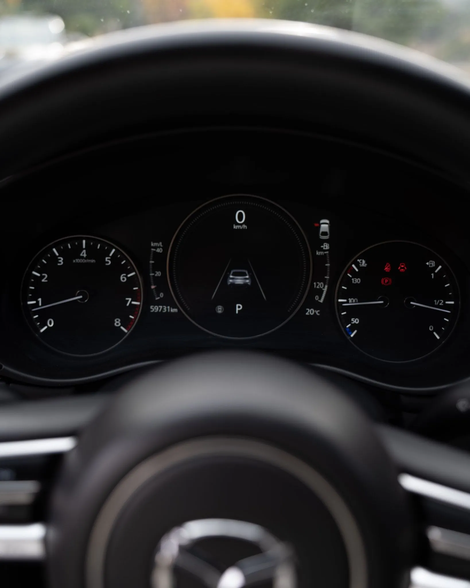 Panel de instrumentos del Mazda 3 con velocímetro central, tacómetro y medidores laterales