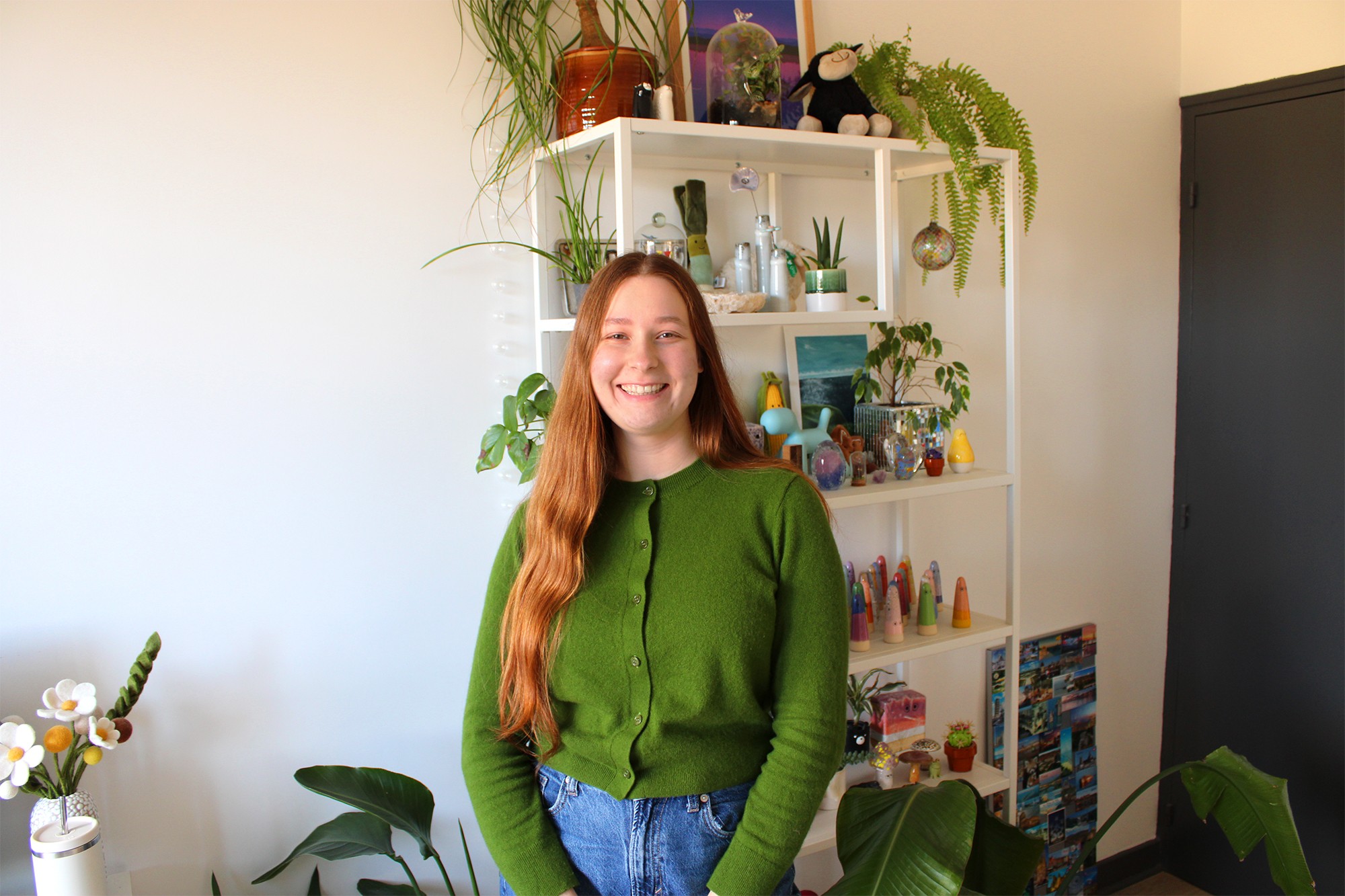 Julie devant une étagère