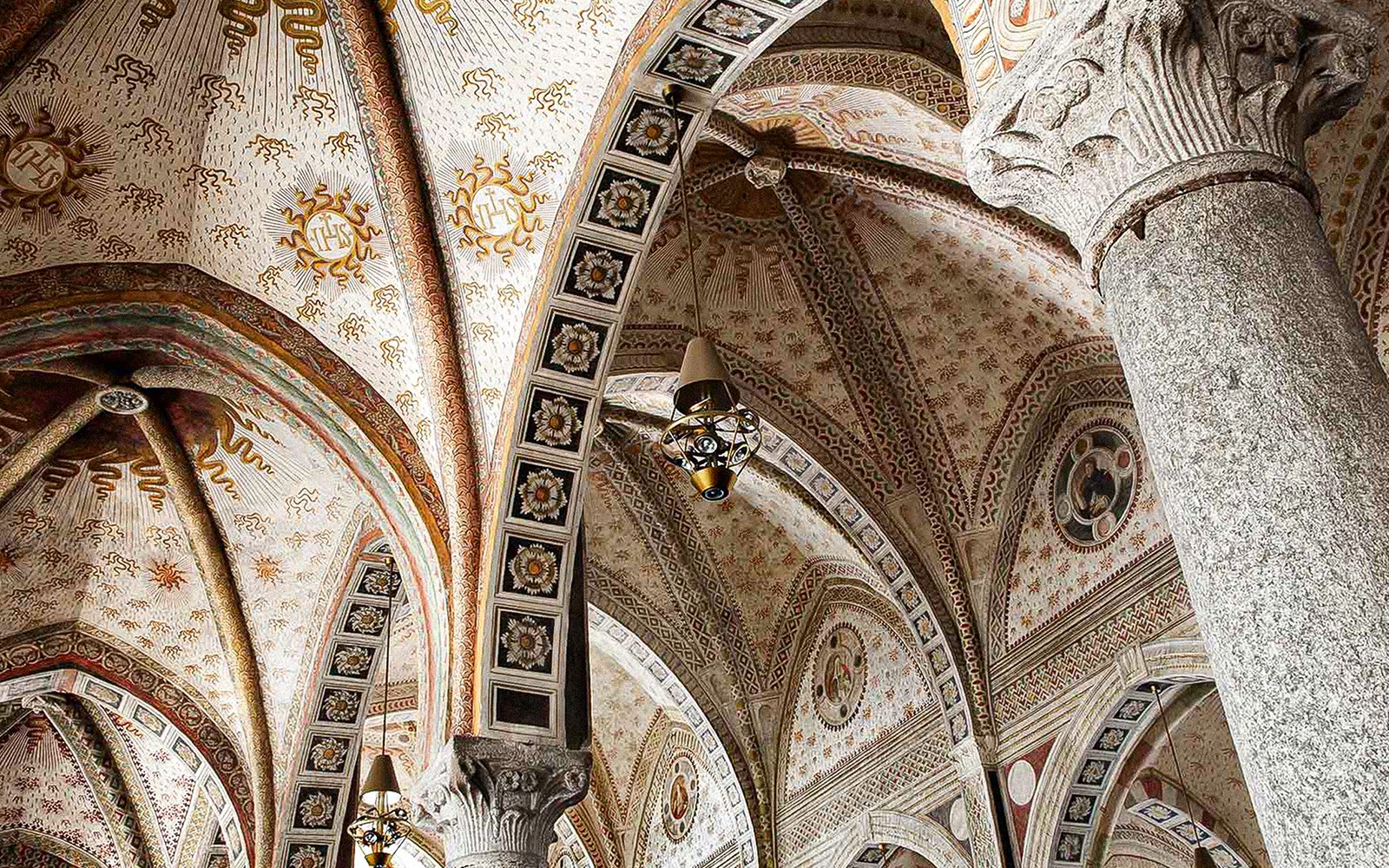 Flóknar loft- og súluskreytingar í Santa Maria delle Grazie, Mílanó.