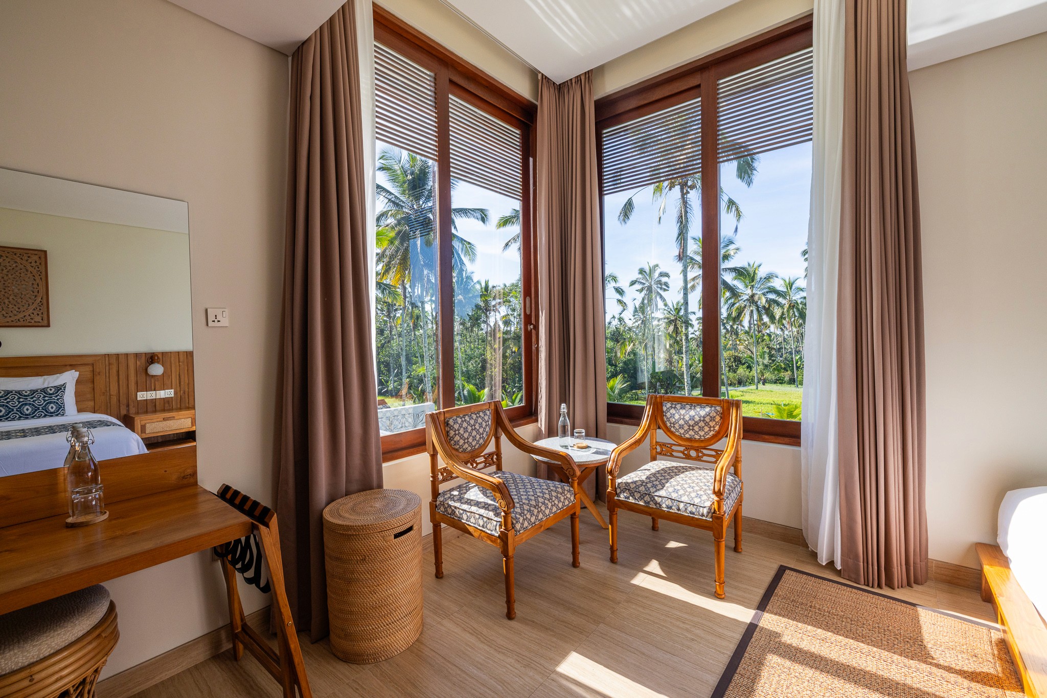 Offenes Wohnzimmer mit Panoramafenstern – Naturnahes Wohnerlebnis in den Khastana Hadi Luxury Villas, Bali