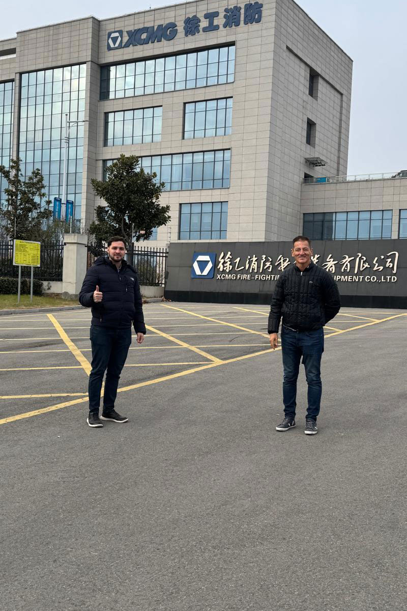 El equipo de Vialbal en la puerta de la empresa XCMG en su viaje a China.