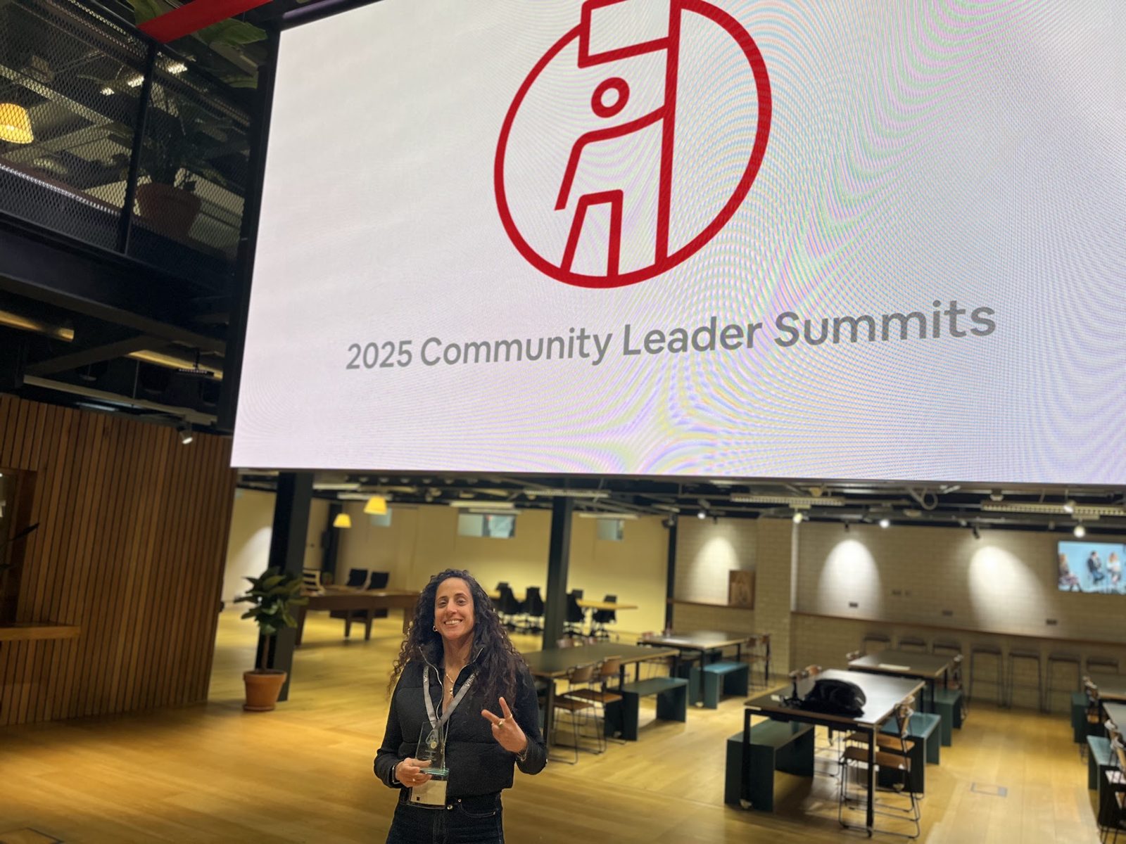 Chen Hindi holding her award at Airbnb's 2025 Community Leader Summit