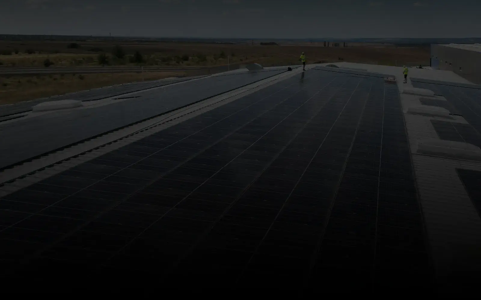 Echipa SpalPanouri curățând panouri fotovoltaice pe acoperiș industrial de hala in Craiova, Dolj
