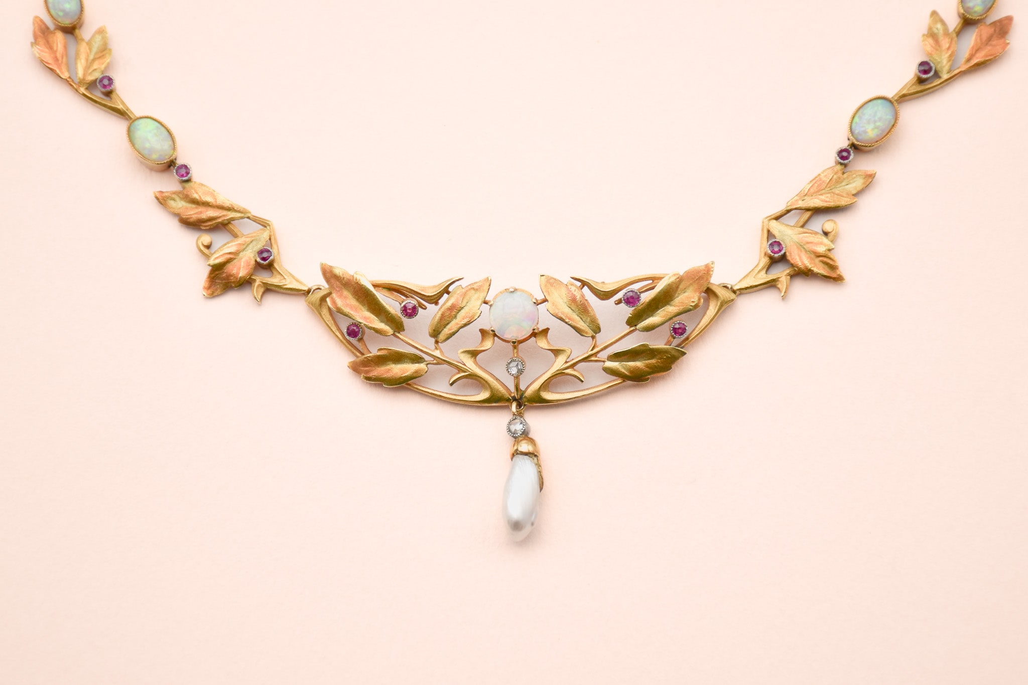 Gros plan d'un collier Art Nouveau en or orné de rubis, diamants et opales