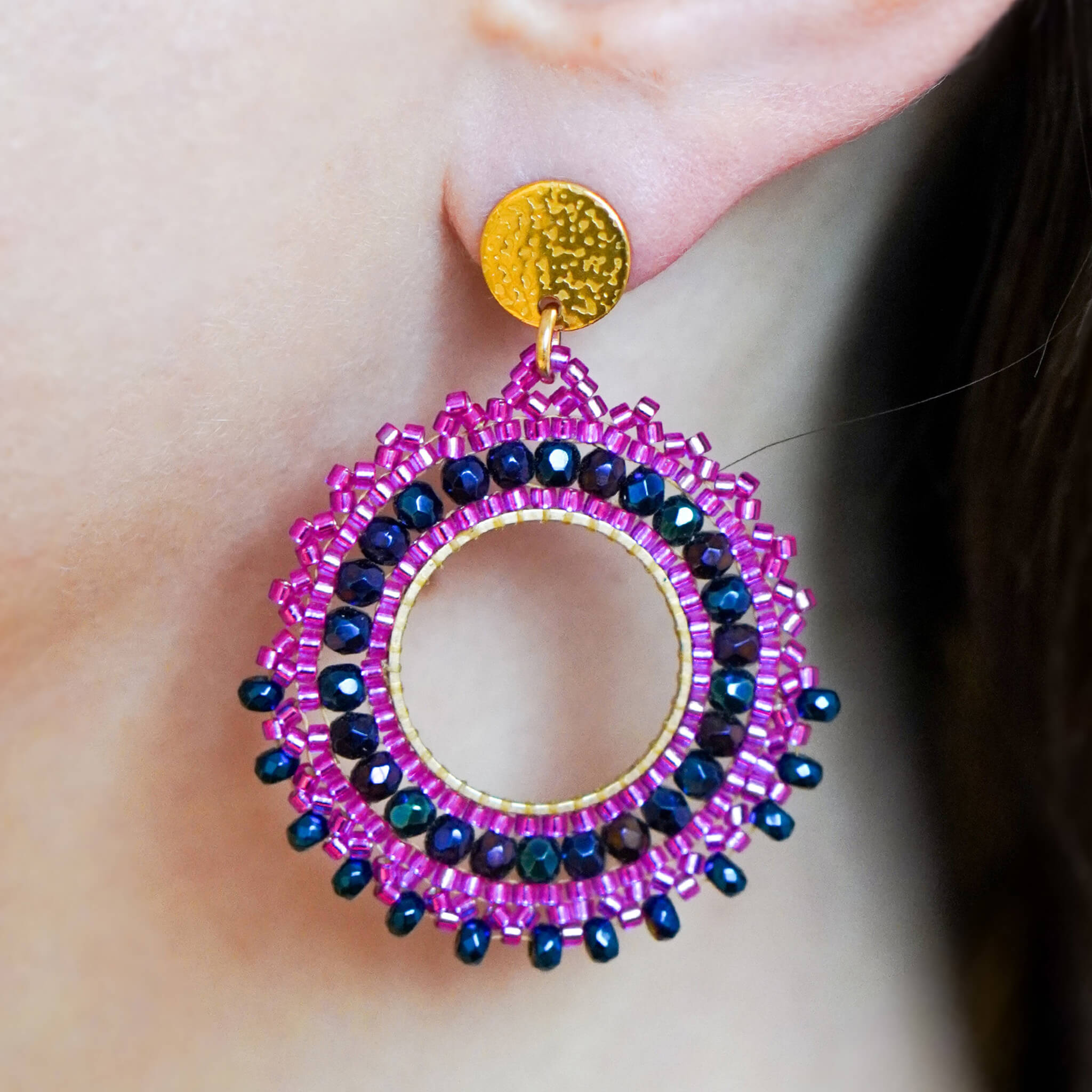 Kolczyki koła handmade z koralików Miyuki i hematytu w kolorze granatu i magenty