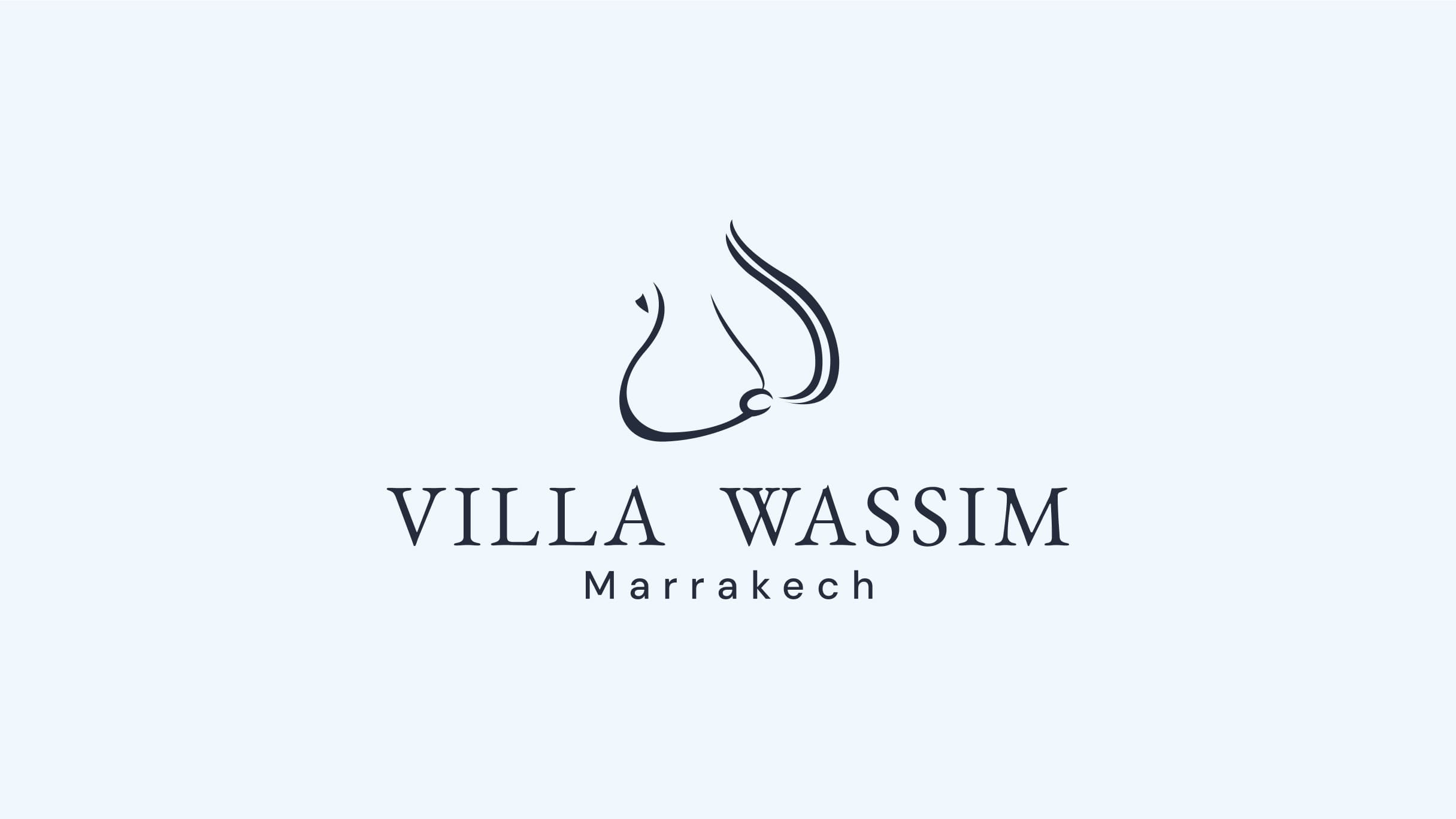 Présentation du logo pour le rebranding de 'Villa Wassim Marrakech'. Le logo est minimaliste et élégant, affiché en couleur bleu marine ou bleu nuit sur un fond blanc/bleu très clair. L'icône graphique est une silhouette stylisée et épurée, évoquant potentiellement un cheval ou une tête de cheval, avec une touche arabesque subtile, symbolisant le luxe, l'héritage ou l'exclusivité. Le nom 'VILLA WASSIM' est écrit en majuscules avec une police Serif classique et haut de gamme, complété par la localisation 'Marrakech'. Ce visuel est une cover de portfolio illustrant la direction artistique et le rebranding de luxe réalisés par Nux-Studio pour le secteur de l'hôtellerie ou des propriétés haut de gamme.