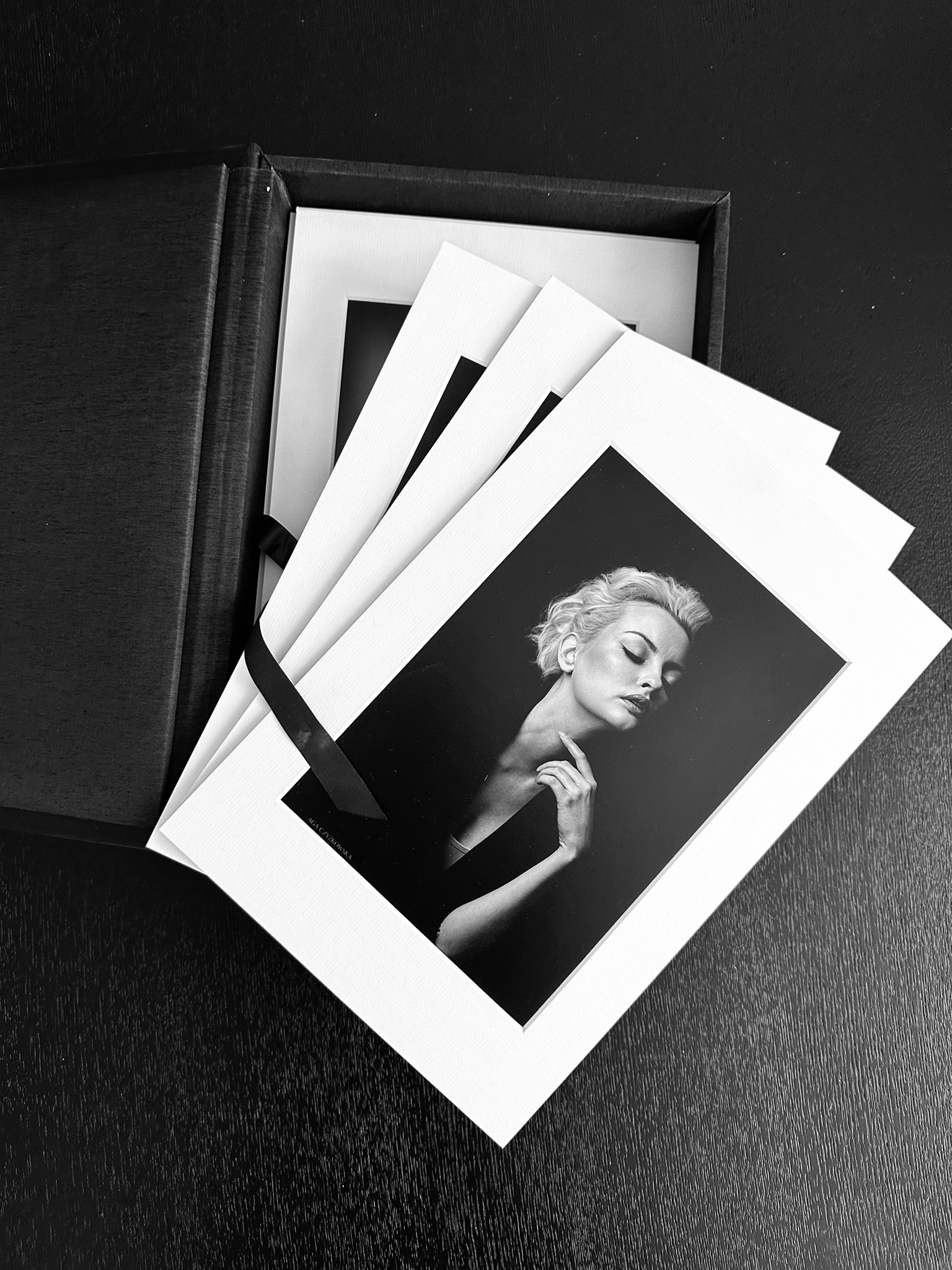 Agnieszka Czyzkowska kobiece sesje fotograficzne Warszawa odbitki fotograficzne w ramce i skorzanym pudelku