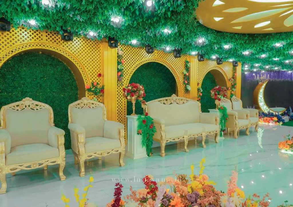 Area tamu Altair Hall dengan meja marigold dan kursi kristal