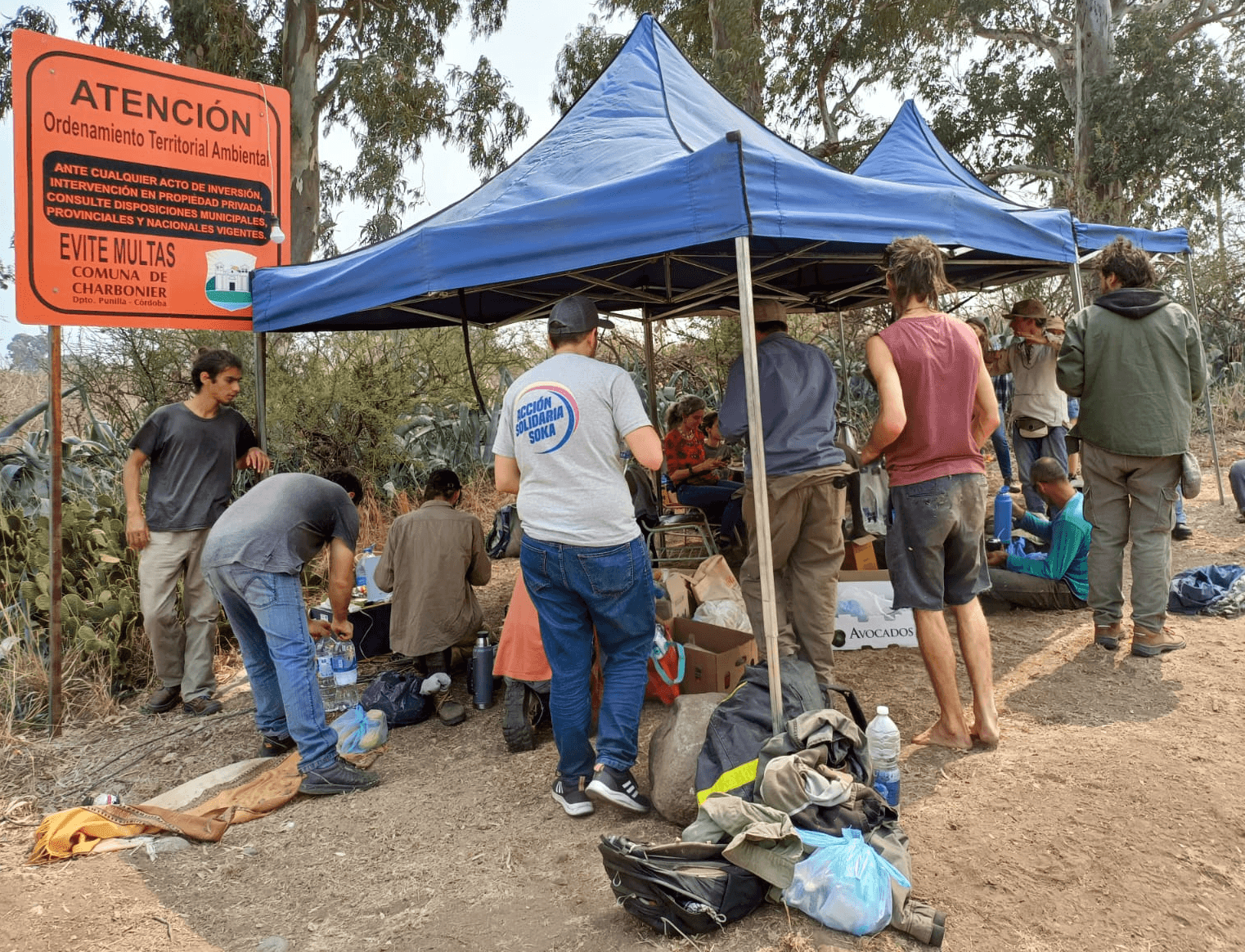 Voluntarios de Accion Solidaria Soka junto a residentes locales.