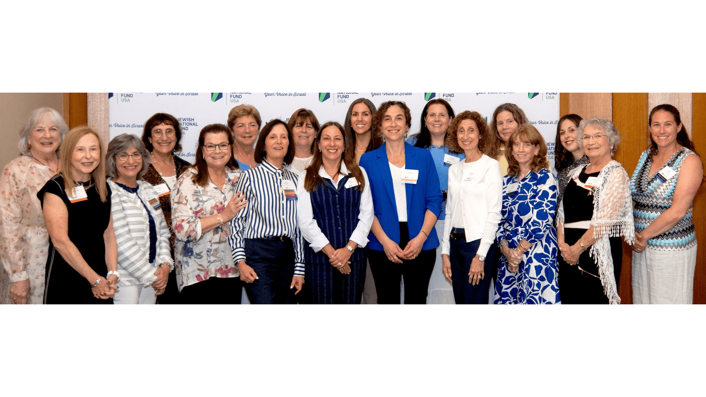 Linda Mandel, Andrea Packer, Mara Ginsberg, Laura Segal, Meris Ruzow, Judy Avner, Lauren Iselin, Kathy Golderman, Hope Amsterdamer, Karen Rabinovici, Deb Zamer, Lianne Pinchuk Wladis, Robyn Marinstein, Amy Drucker, Judy Kahn, Chanie Simon, Phyllis Wang and Lisa Packer. Photo courtesy of Kerensa Rybak Photography.
