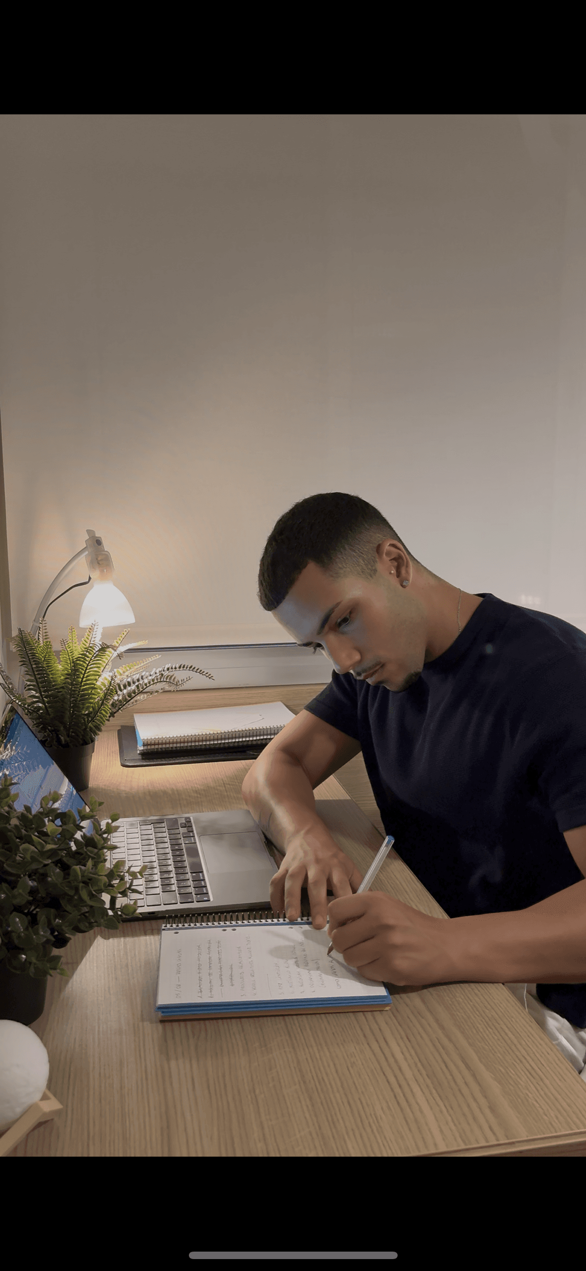 Clario cashflow overview card displaying income and expense trends over the past 7 days with a line chart.