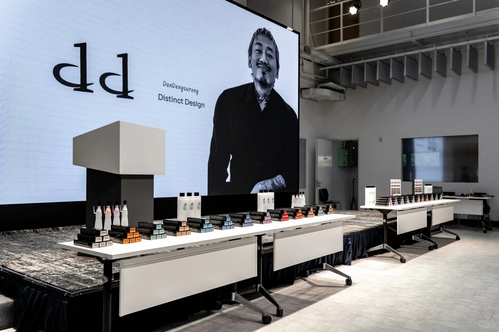 BW Event 360 策劃的商業發佈會現場，舞台配備大型 LED 屏幕與產品展示區，展現專業一站式企業活動統籌。