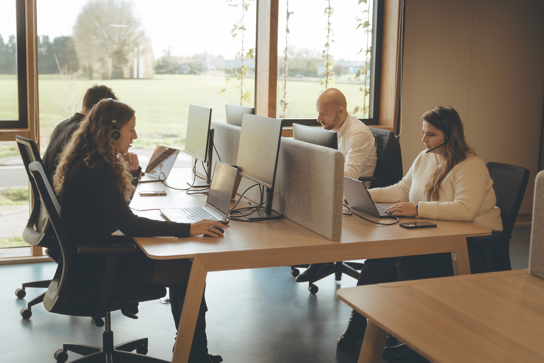 Commerciaux prospectant des clients dans un bureau