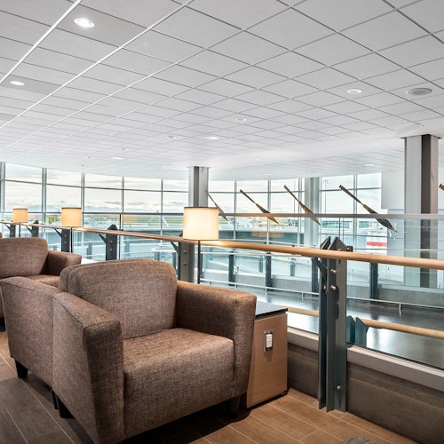 טרקלין יוקרה YVR Plaza