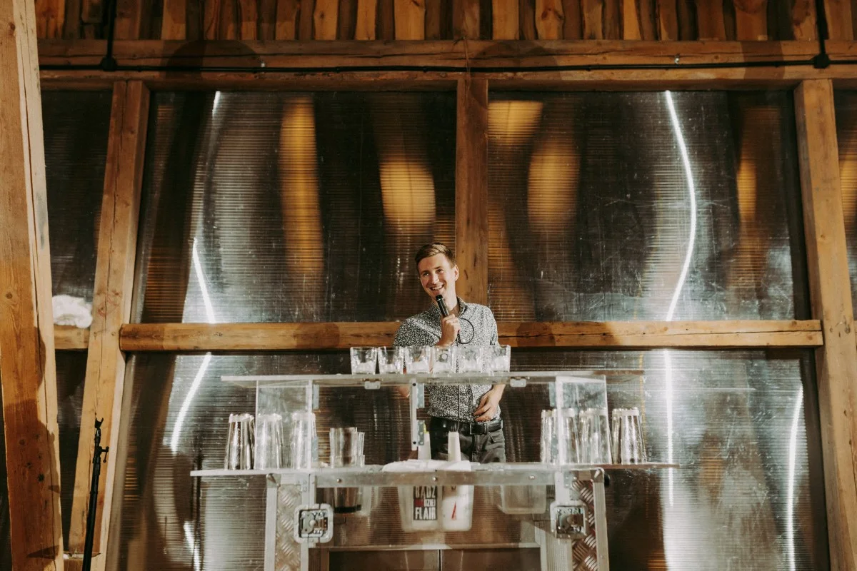 Nowoczesne atrakcje weselne – barman na mobilnym barze.