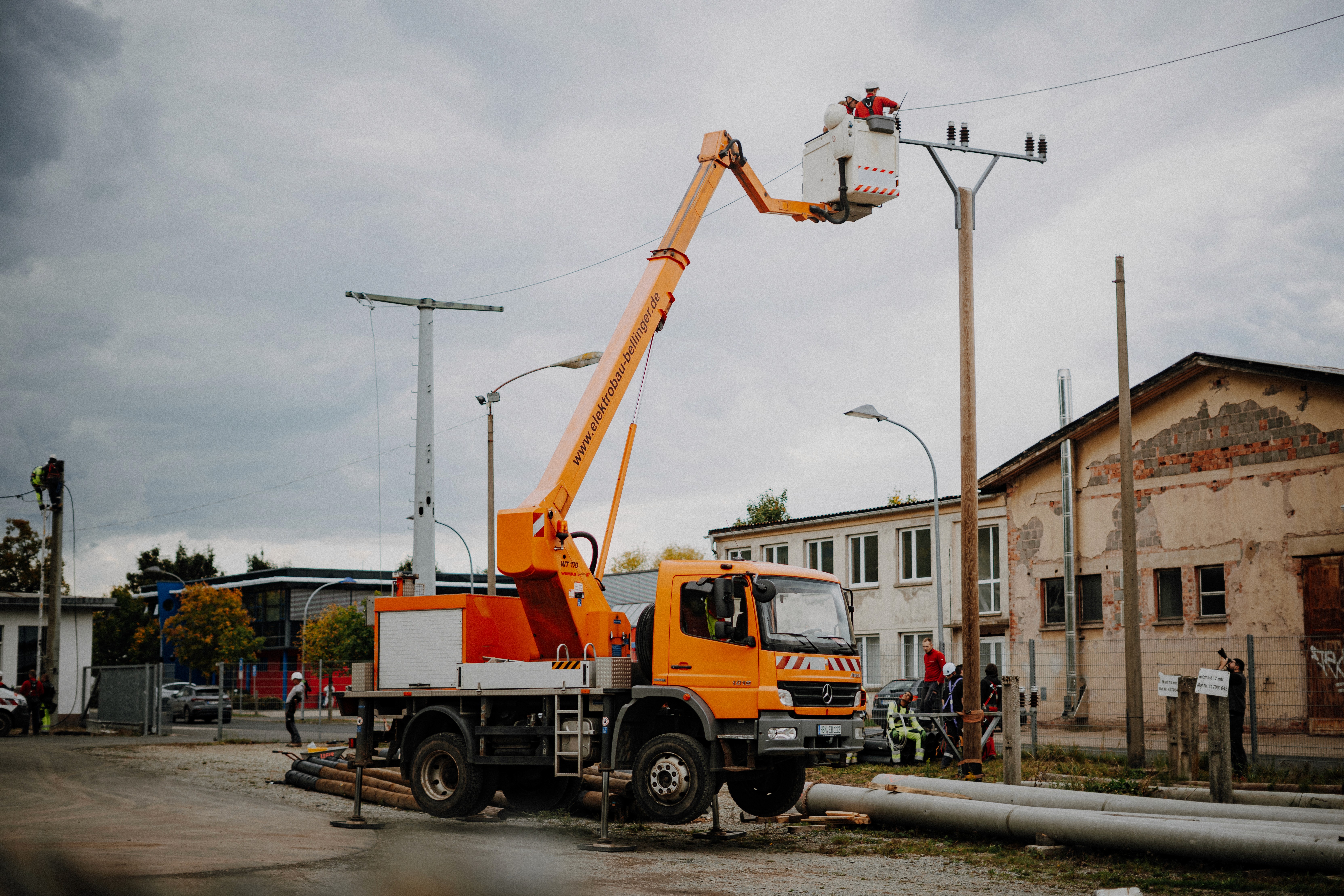 Hubsteiger beim Arbeiten an einem Telefonmast