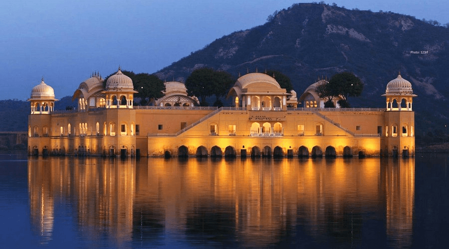 This image shows the Jal Mahal, or Water Palace, located in the middle of Man Sagar Lake in Jaipur, India
