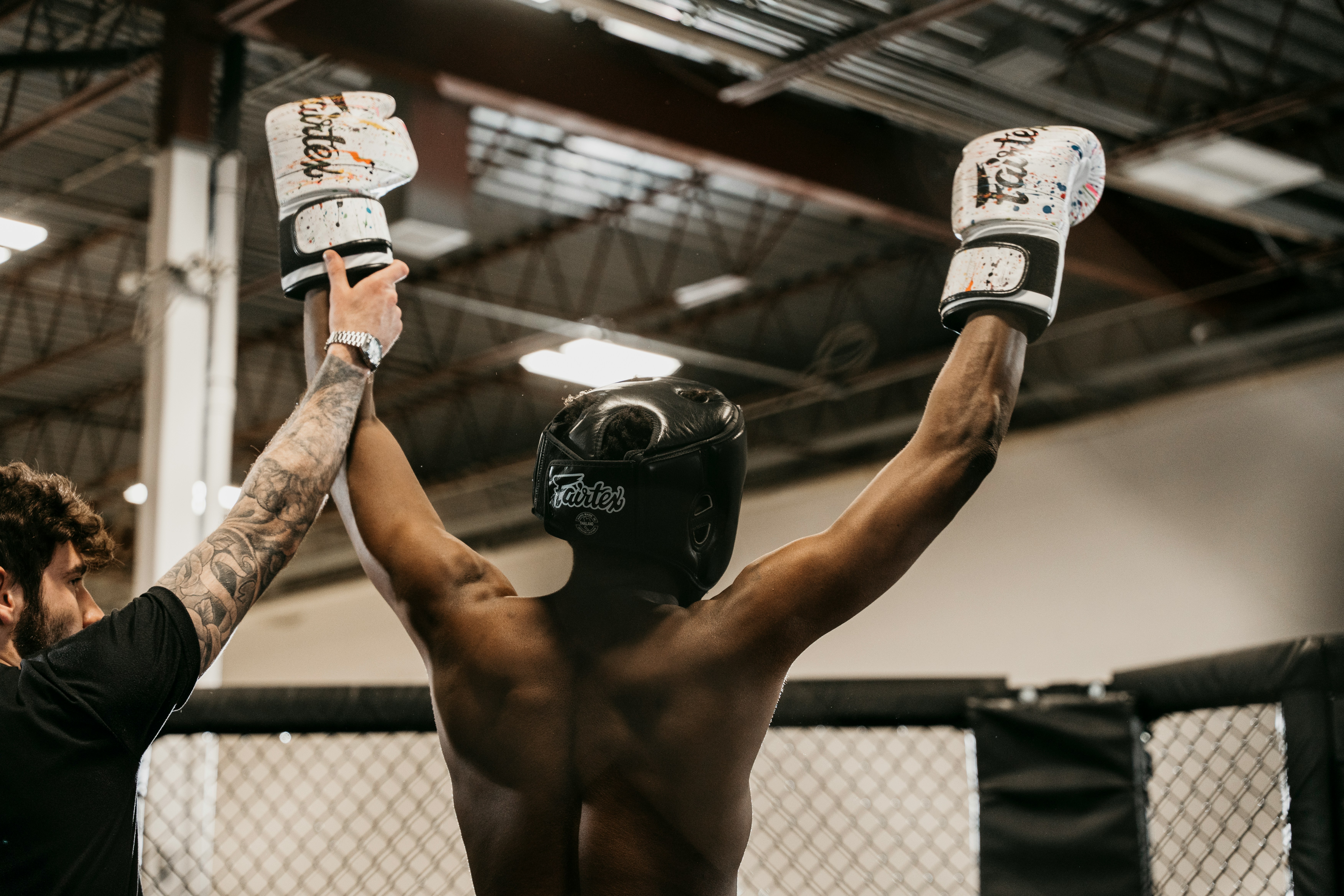 hombre celebrando su victoria en un combate de artes marciales