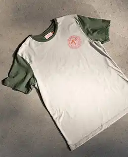 Tshirt vert et blanc posé sur du béton