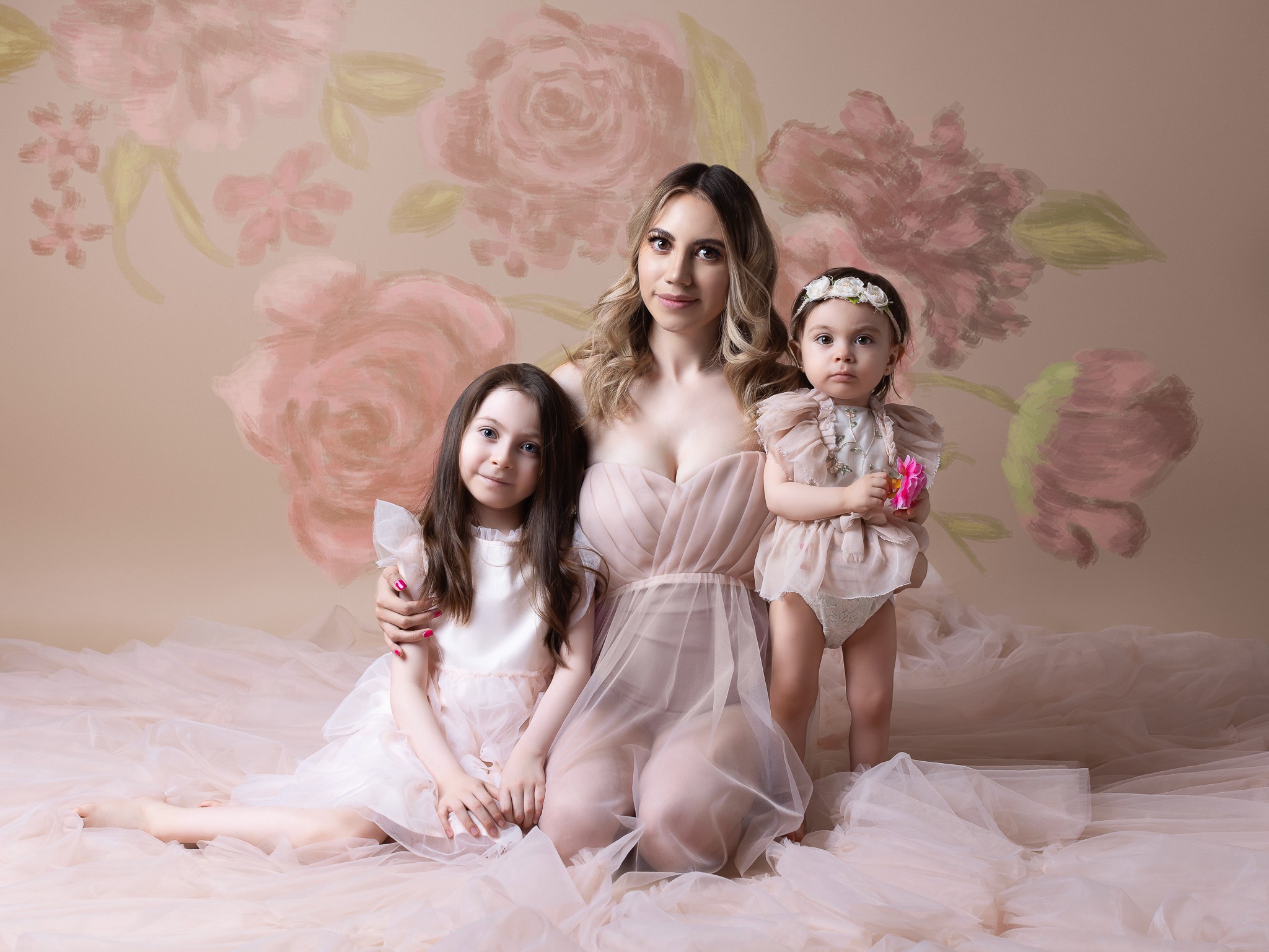 Retrato familiar en foto estudio con iluminación profesional