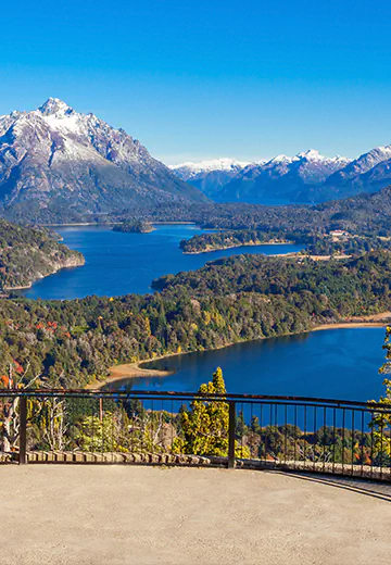 Vilarejo andino ao pé de montanhas coloridas com camadas minerais no norte da Argentina