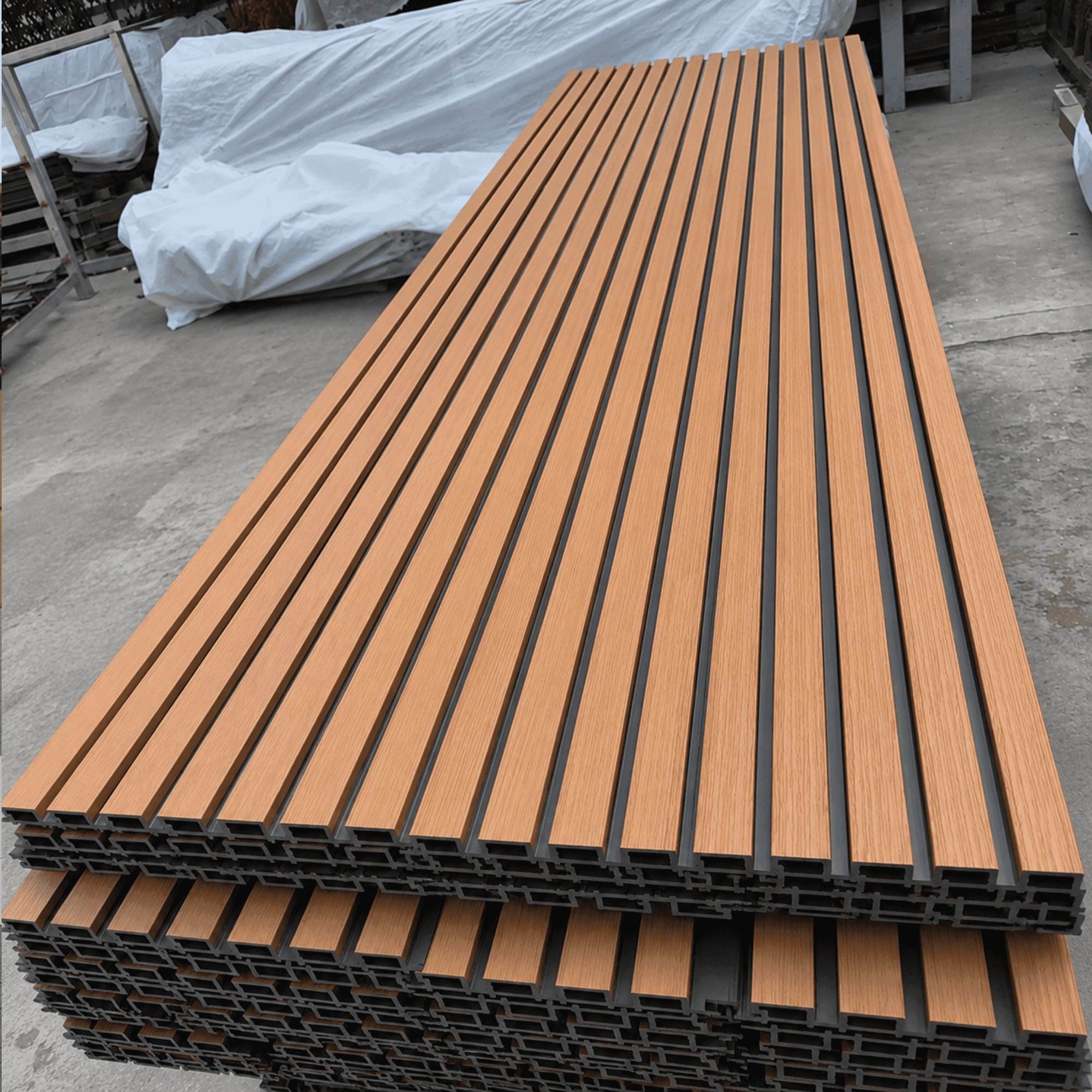 Panel WPC exterior Teak Fondo Negro instalado en fachada premium | SRJ Tu Hogar Uruguay