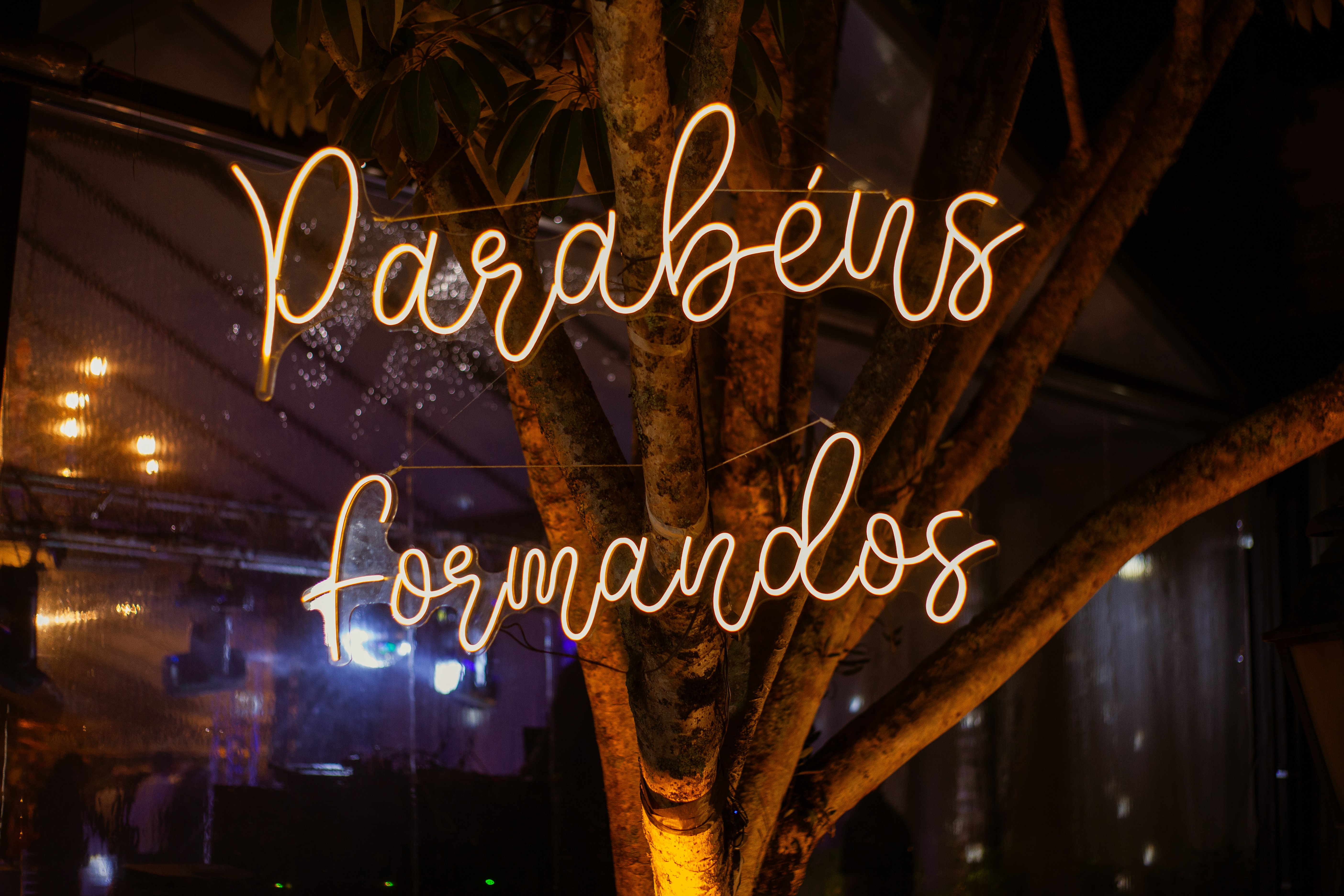 Neon "Parabéns Formandos" sign. Luxo buffet by Simone Carvalho, Poços de Caldas.