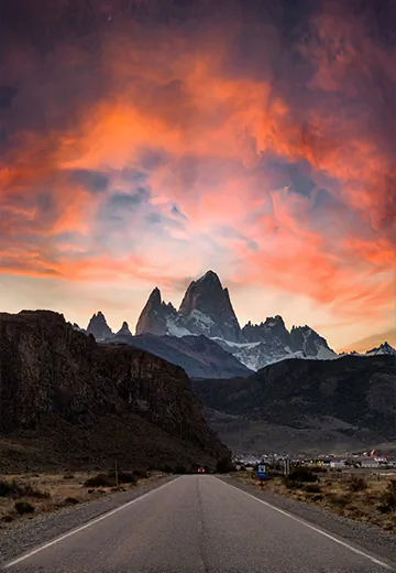 Morro Arica com bandeira no topo, rodeado por área urbana e palmeiras na cidade de Arica, no Chile
