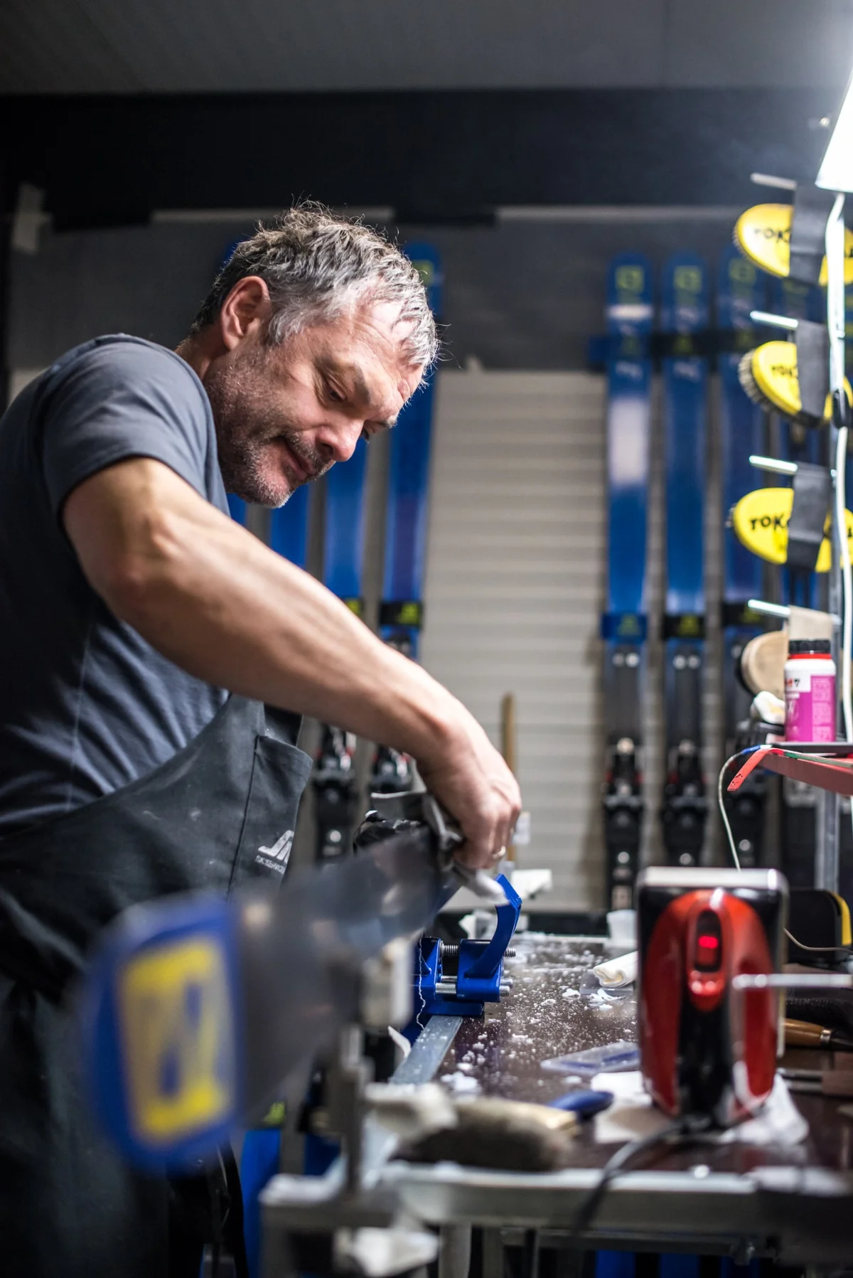 Atelier de préparation Salomon avec équipements, combinaison de course Ochsner Sport et outils techniques.