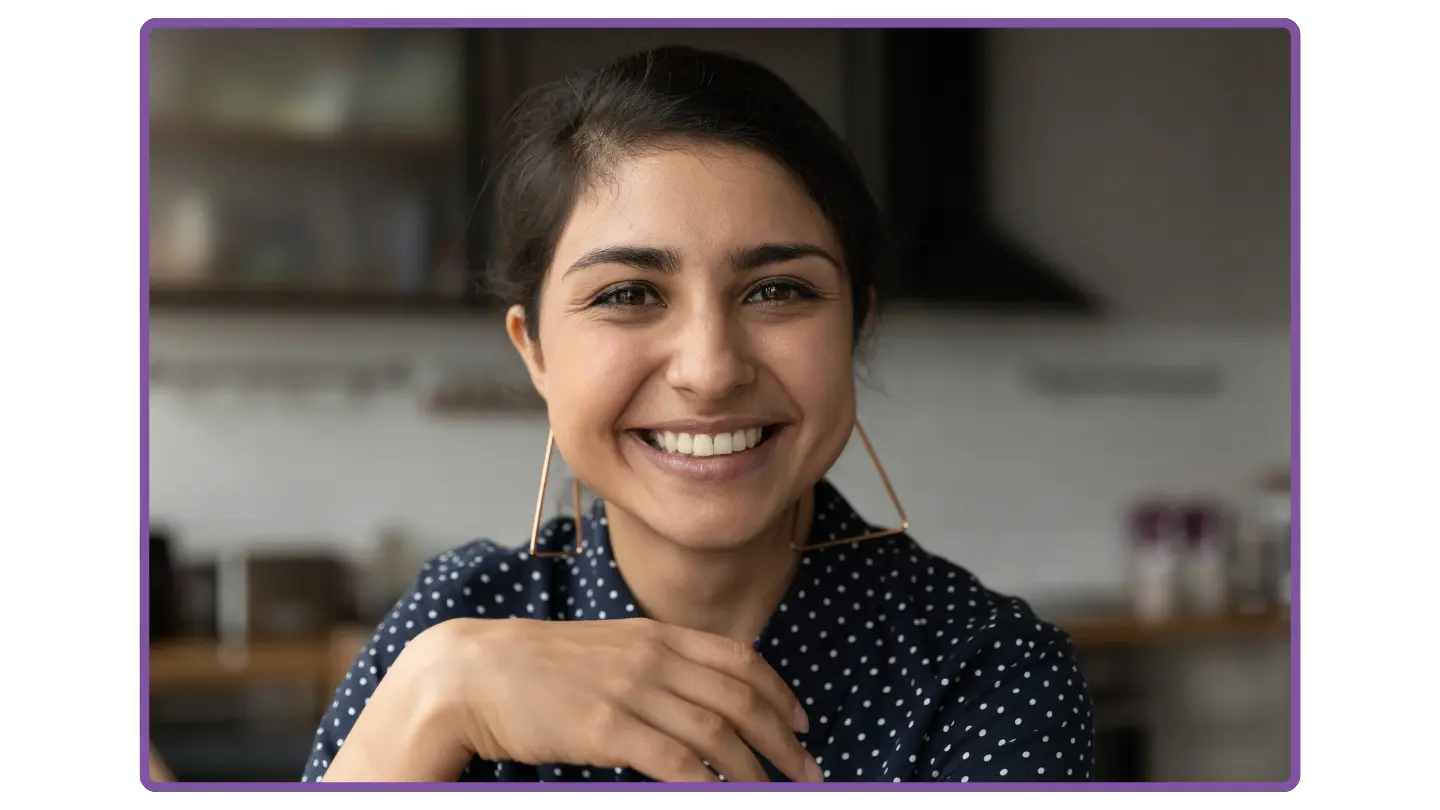 Femme souriante en visioconférence.