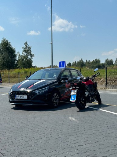 Trzy samochody szkoleniowe OSK You Can Drive Rzeszów zaparkowane na parkingu