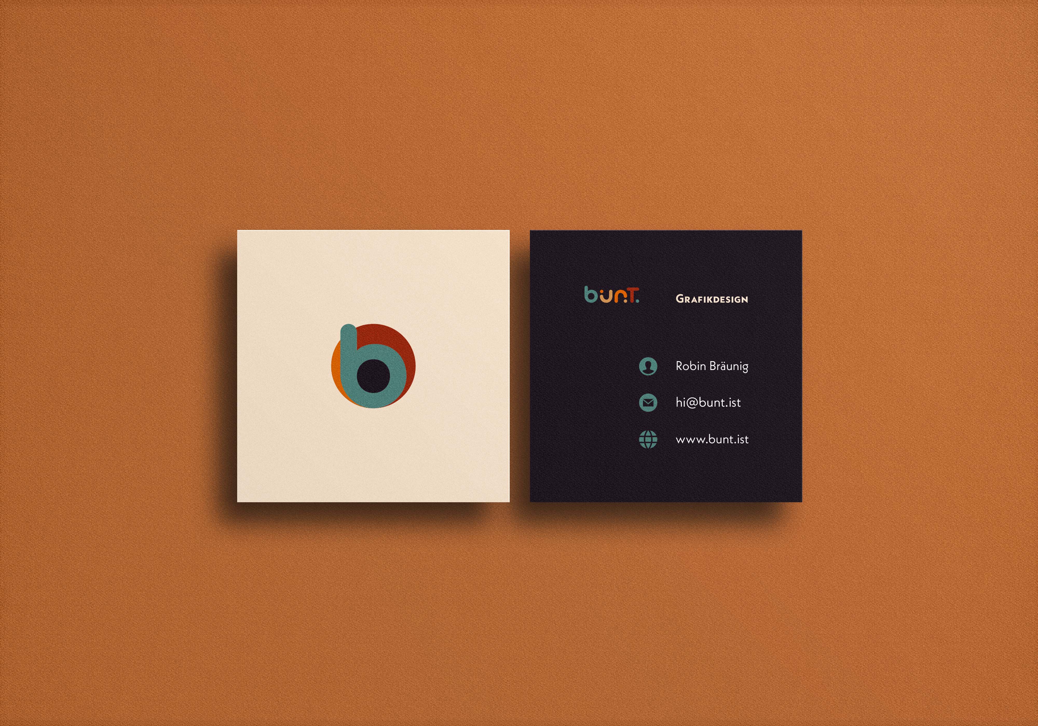 Beige und schwarze Visitenkarten mit bunt.ist Logo auf terrakotta-orangefarbenem Hintergrund