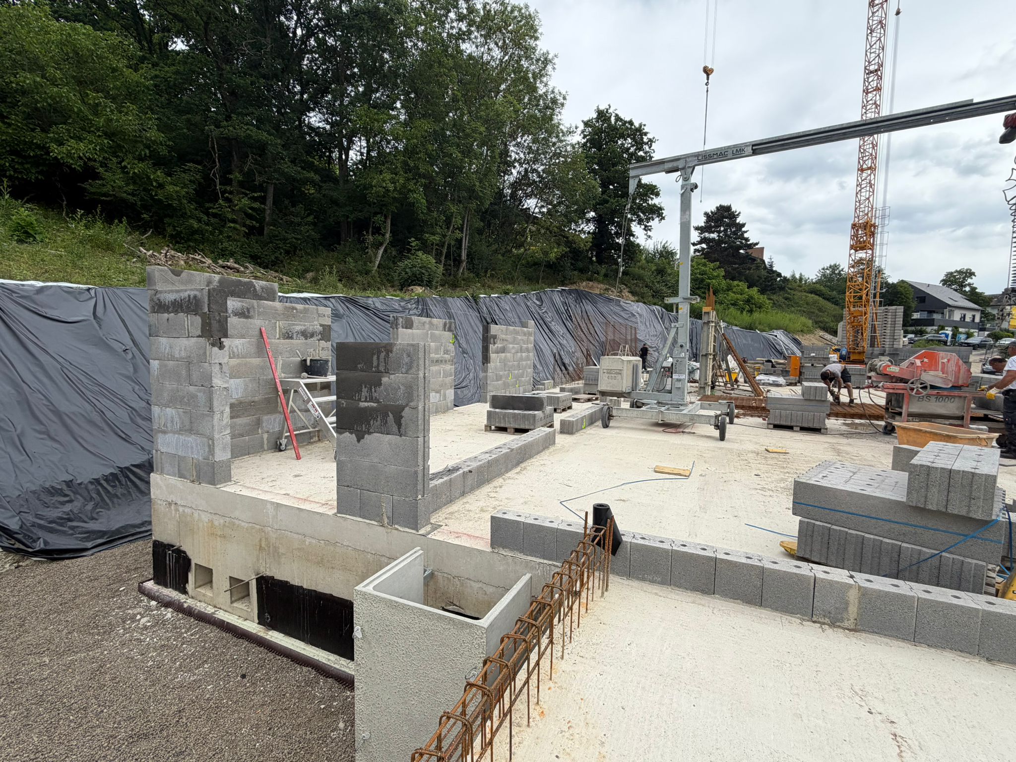 Rohbau Haus B – aufgehende Mauerwerkswände auf dem Untergeschoss, Juni 2026