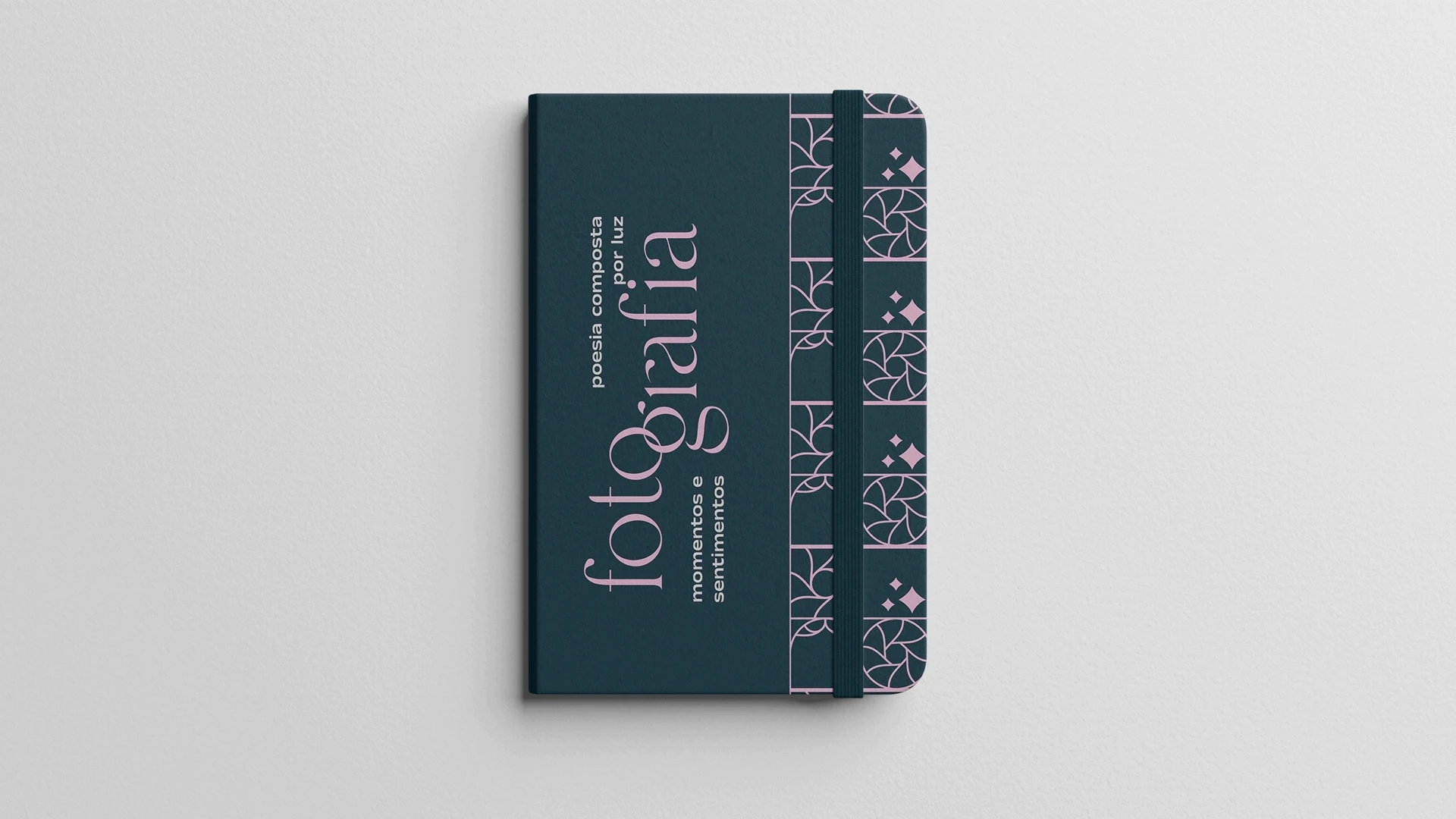 Caderno de capa dura azul-escuro com elástico, exibindo o texto 'fotografia - poesia composta por luz - momentos e sentimentos' na capa, acompanhado de detalhes com padrões gráficos na lateral direita.