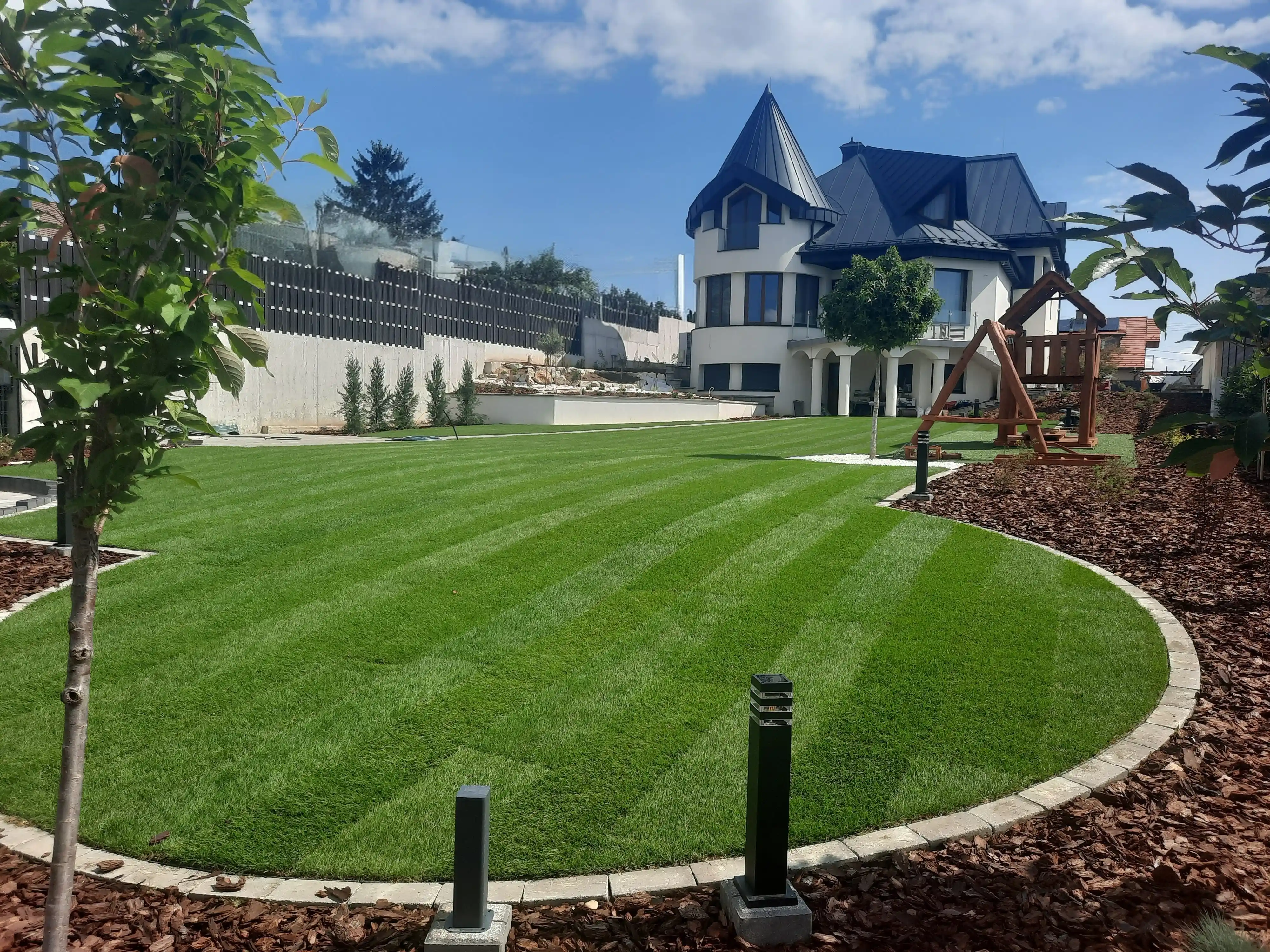 Modern kerttervezés pergolával és járdalépcsőkkel