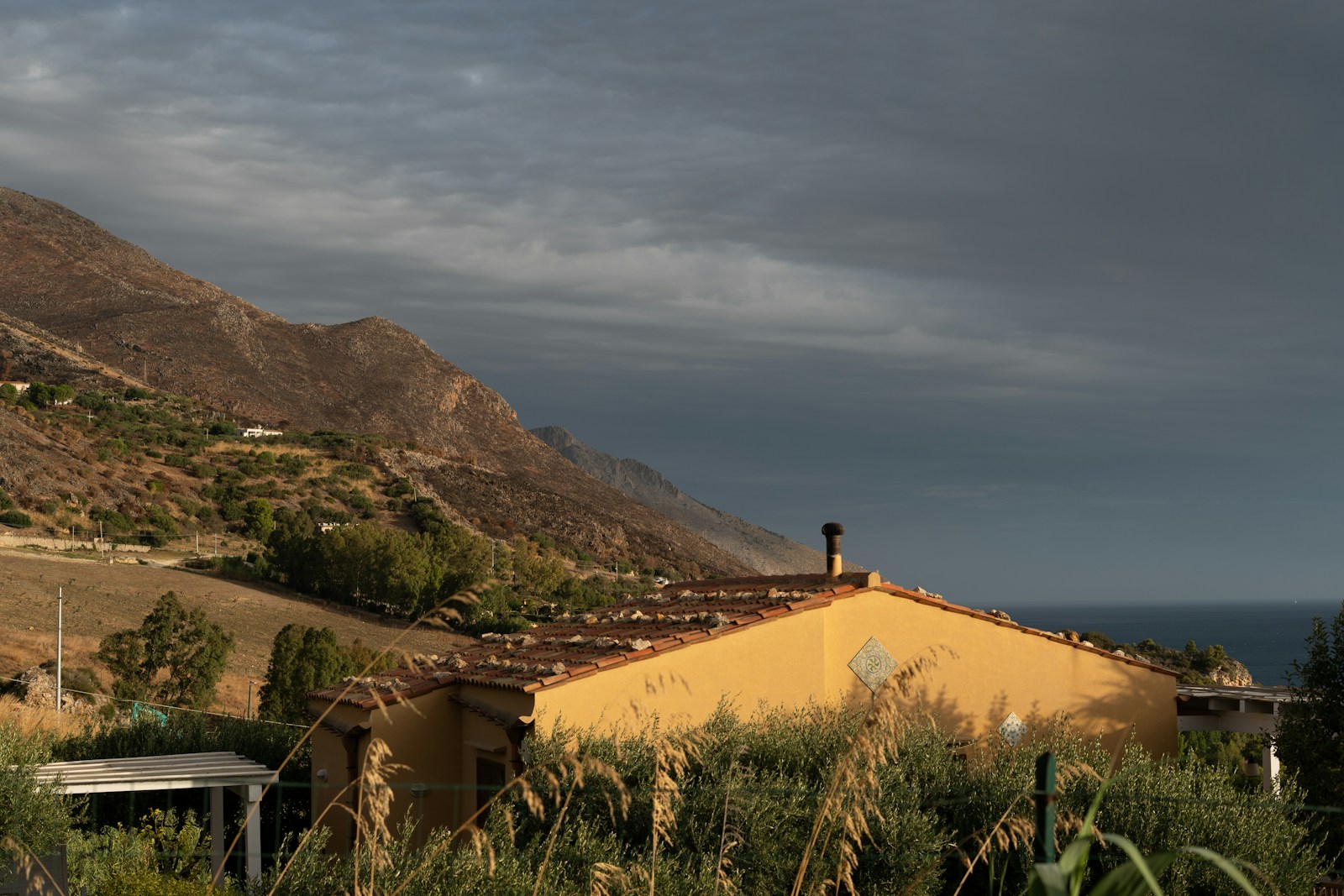 Vivienda con placas solares frente al mar en la Costa del Sol