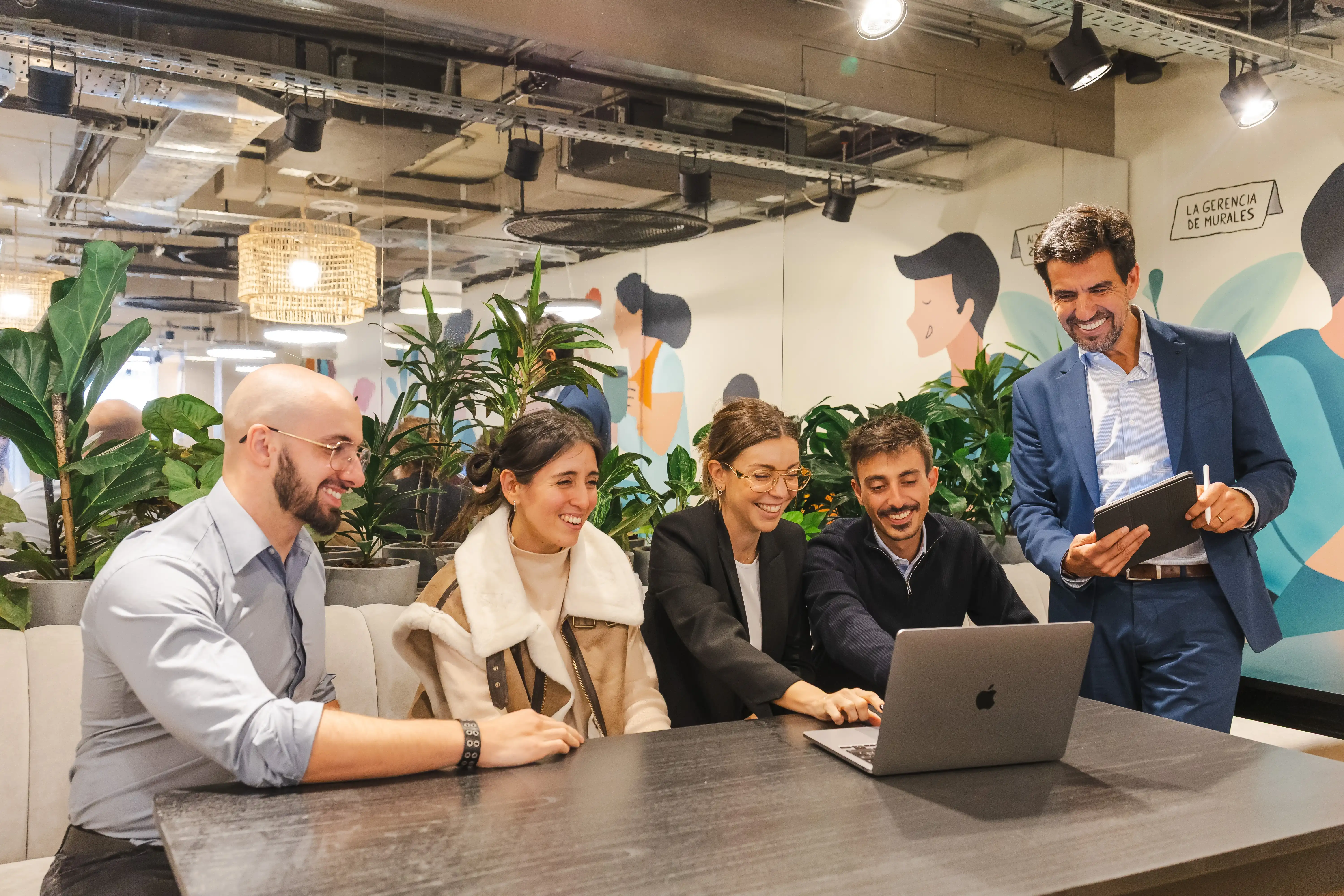 Empleados de Asap Consulting en reunión