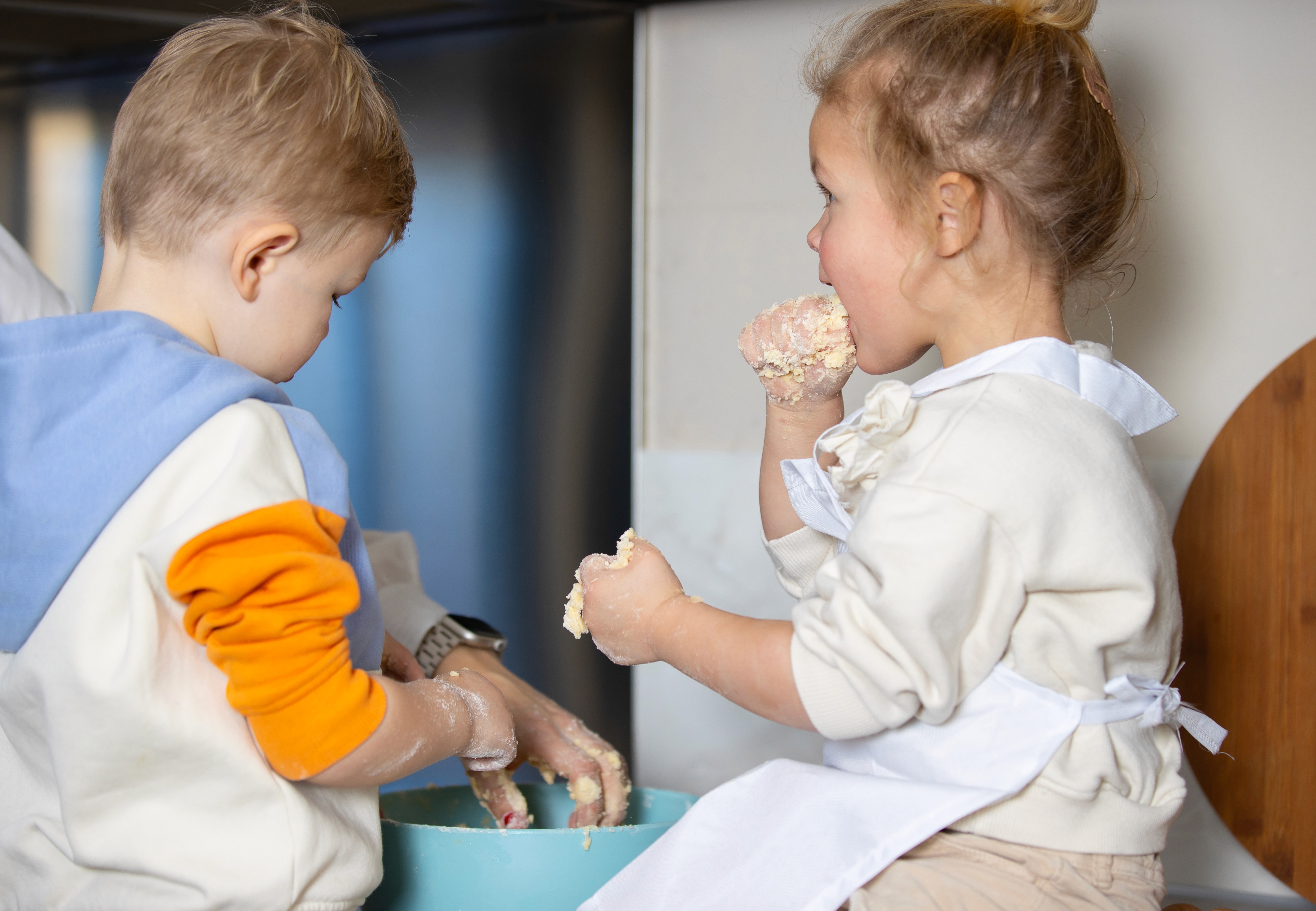 Stiekem koekjesdeeg eten