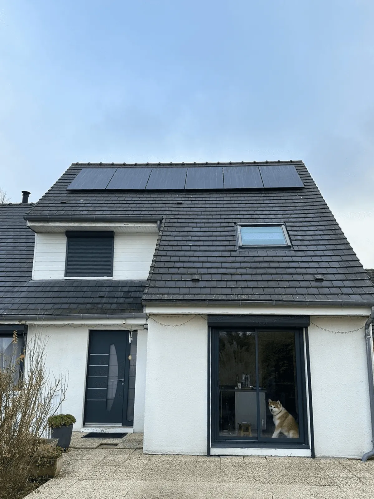 Photo d'une maison à Rouville dans l'Oise équipée de panneaux photovoltaïques dont l'installation a été faite par Solarock.