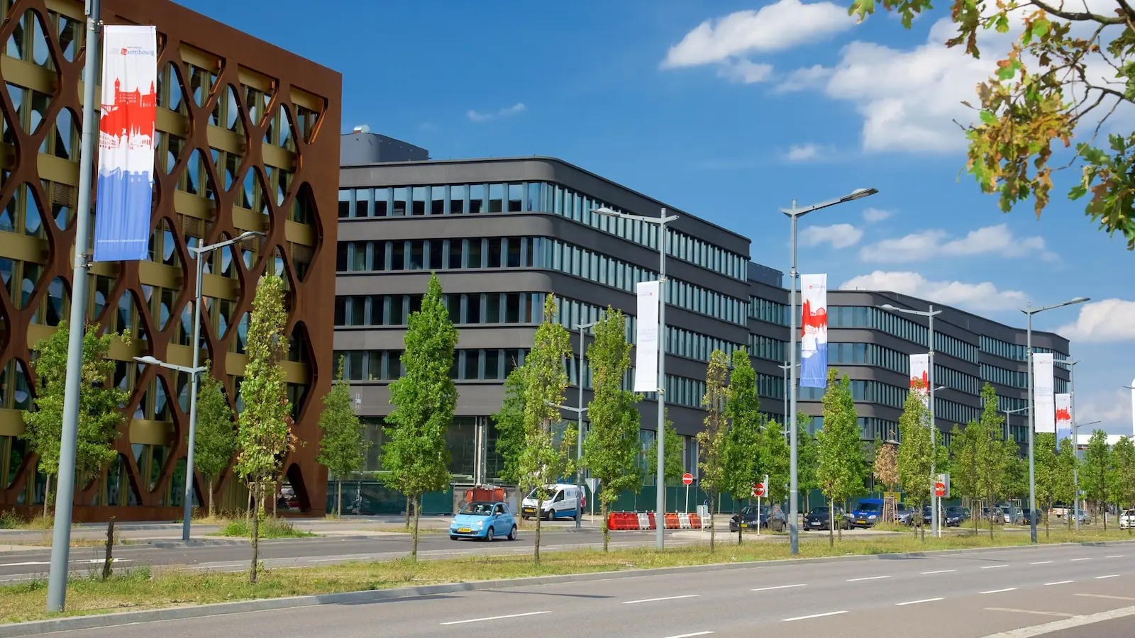 Skyline du quartier Kirchberg Luxembourg avec immeubles de bureaux et infrastructure réseau professionnelle