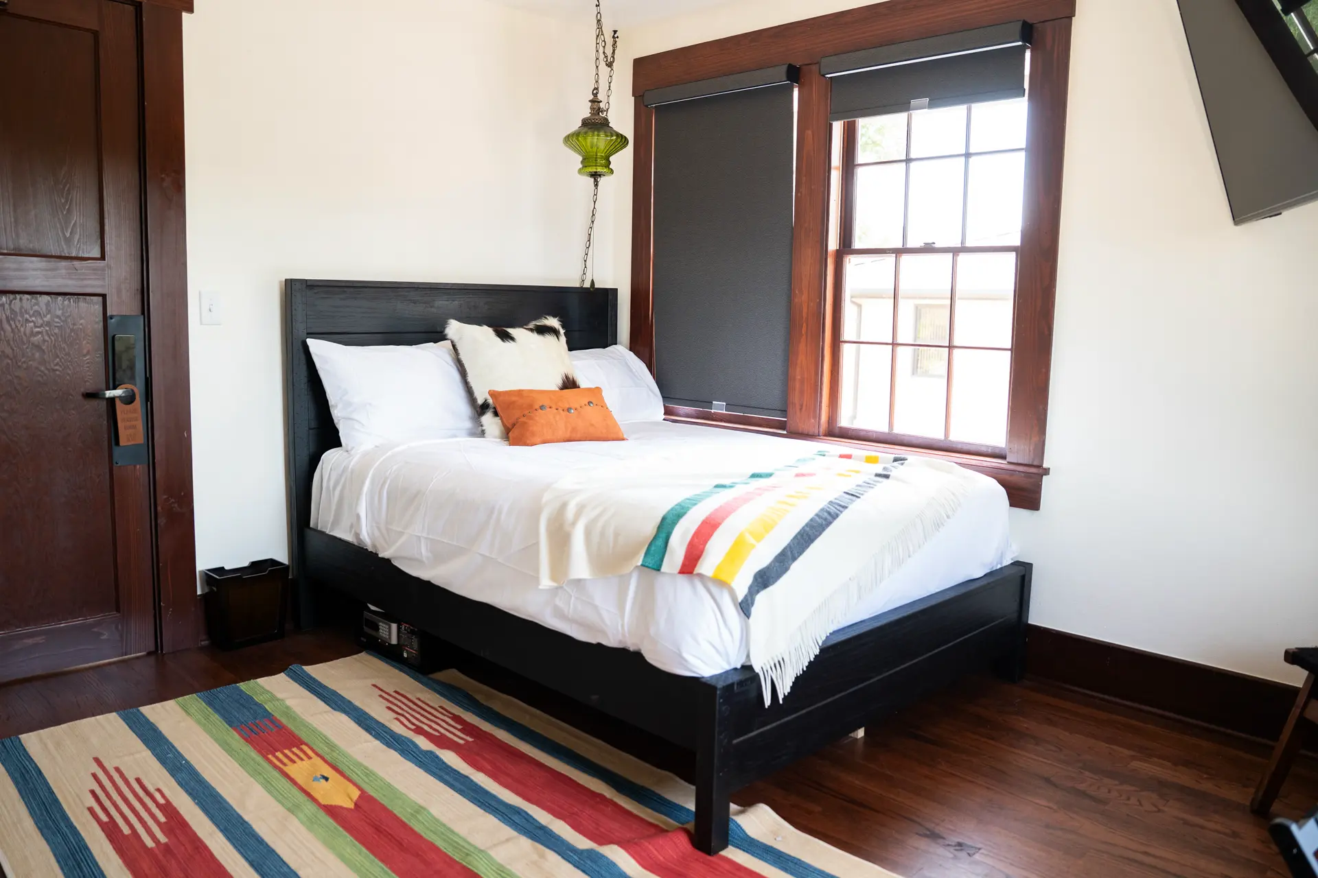 Signature Queen Room - Let 'Er Buck bed