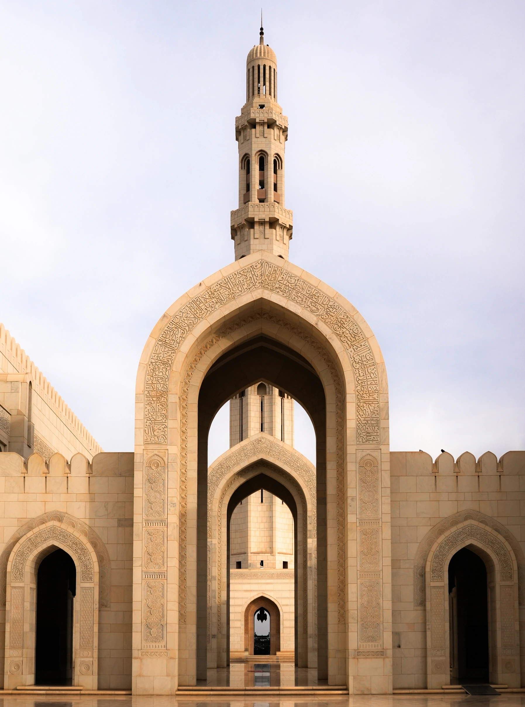 zonnige foto bij de grote poort van de Sultan Qaboos moskee