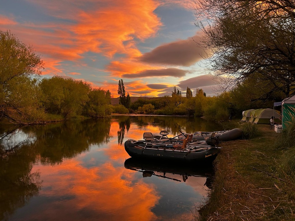 Campamento a la orilla del río