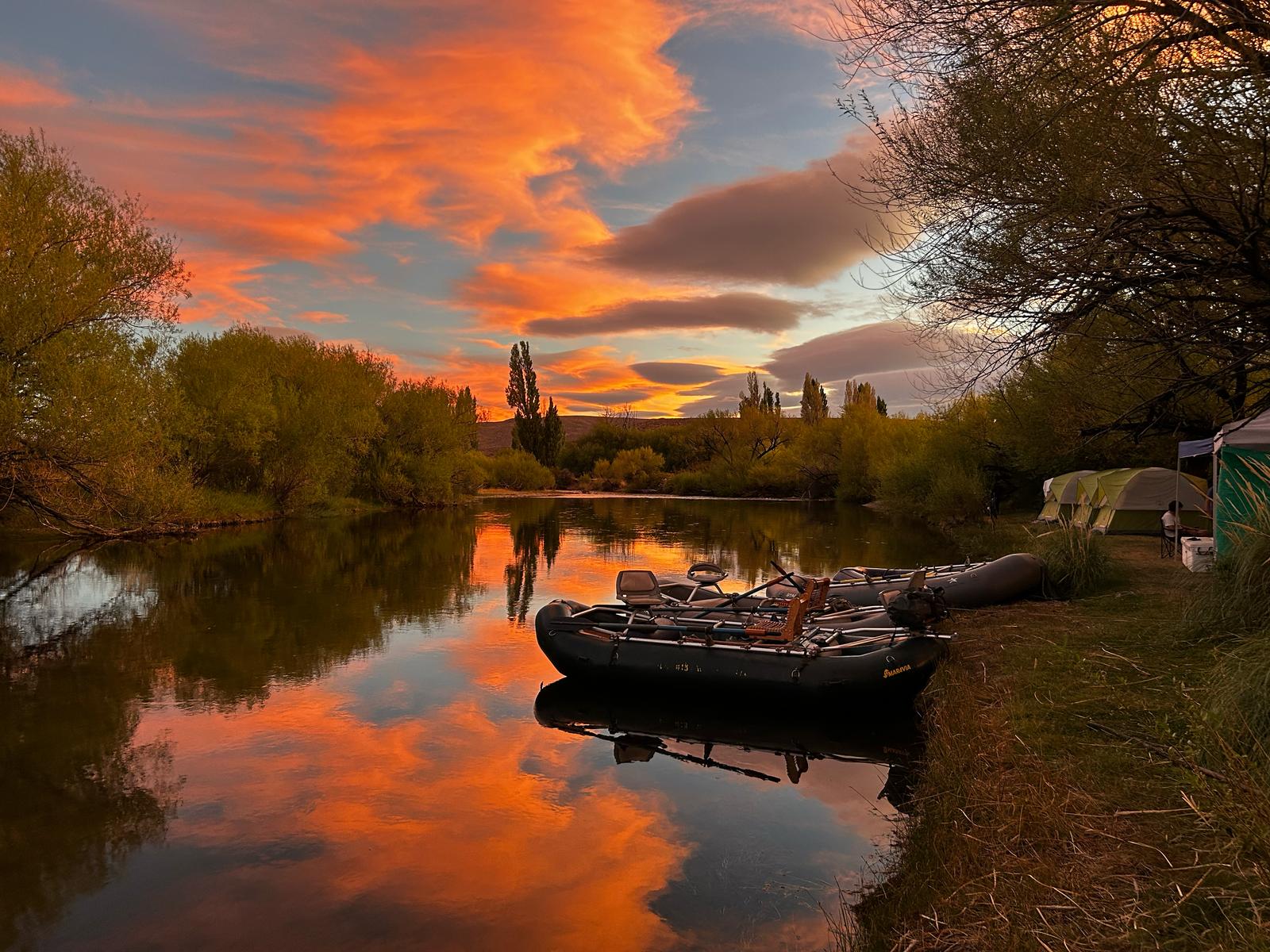 Campamento a la orilla del río