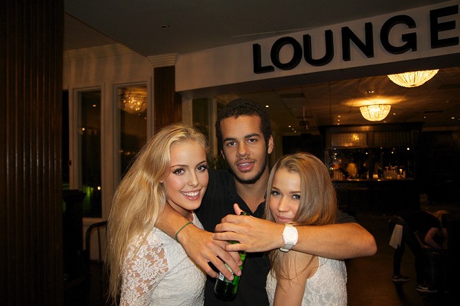 Alexander with two hot girls