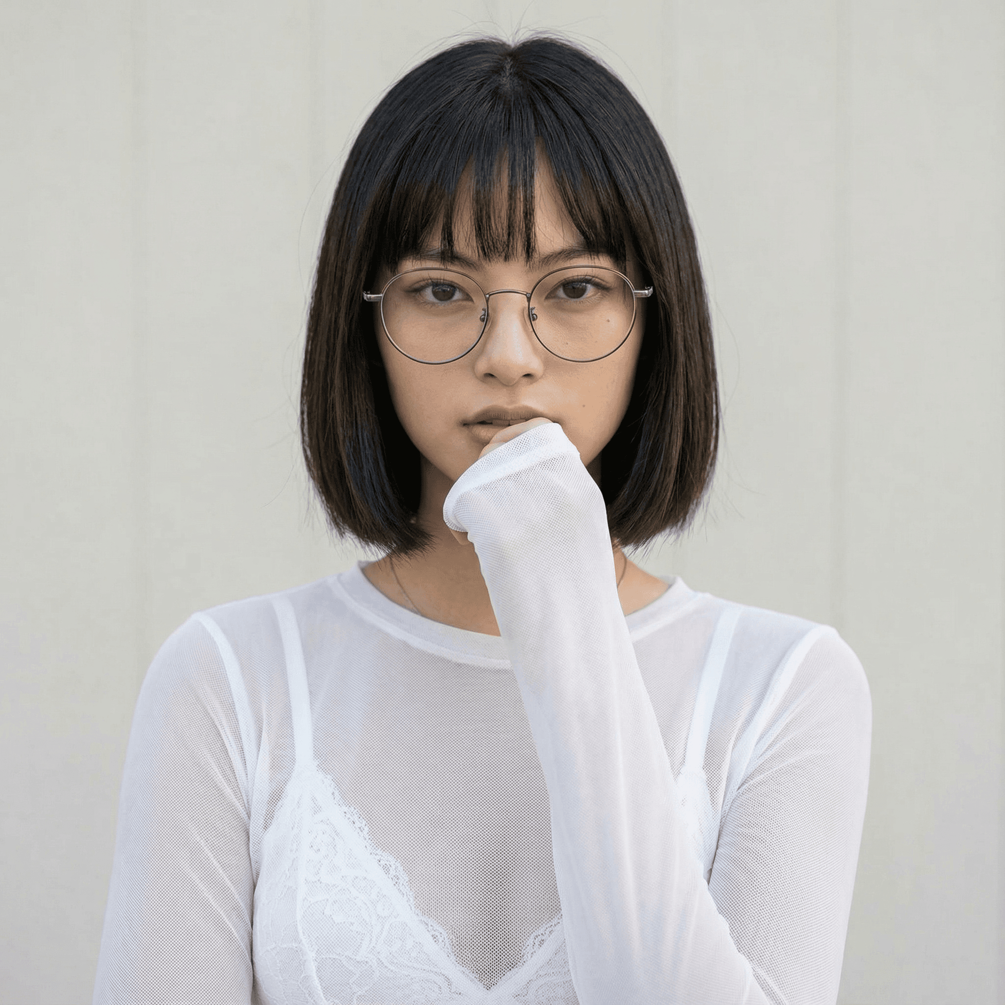 Weibliches KI-Model in emotionalem Schwarz-Weiß-Porträt, das mit geschlossenen Augen und natürlichem Lächeln weiche Lichtakzente und pure Beauty-Ästhetik ausstrahlt.